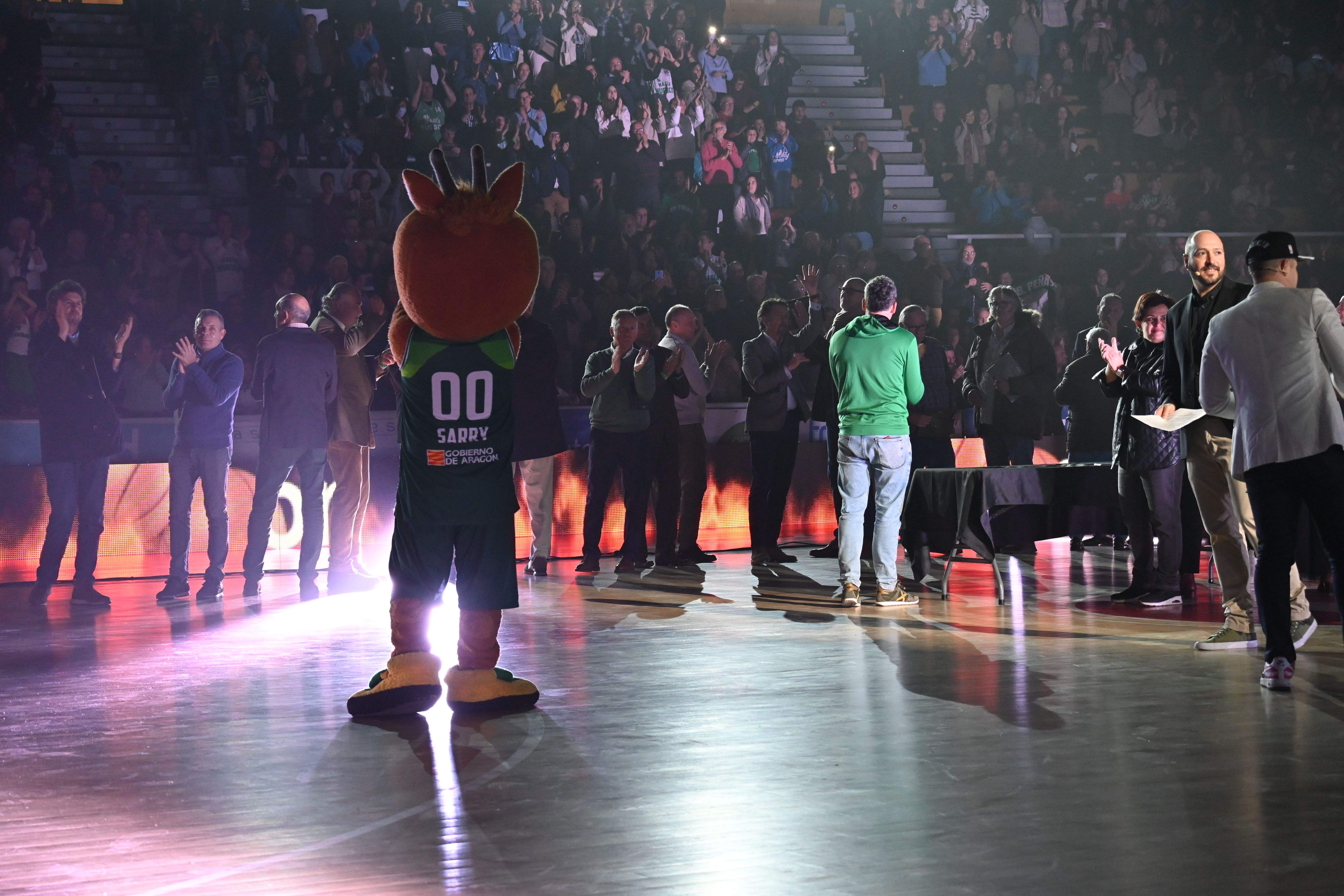 Fiesta en el Palacio de los Deportes de Huesca con La Magia en el recuerdo. Foto Carlos Jalle