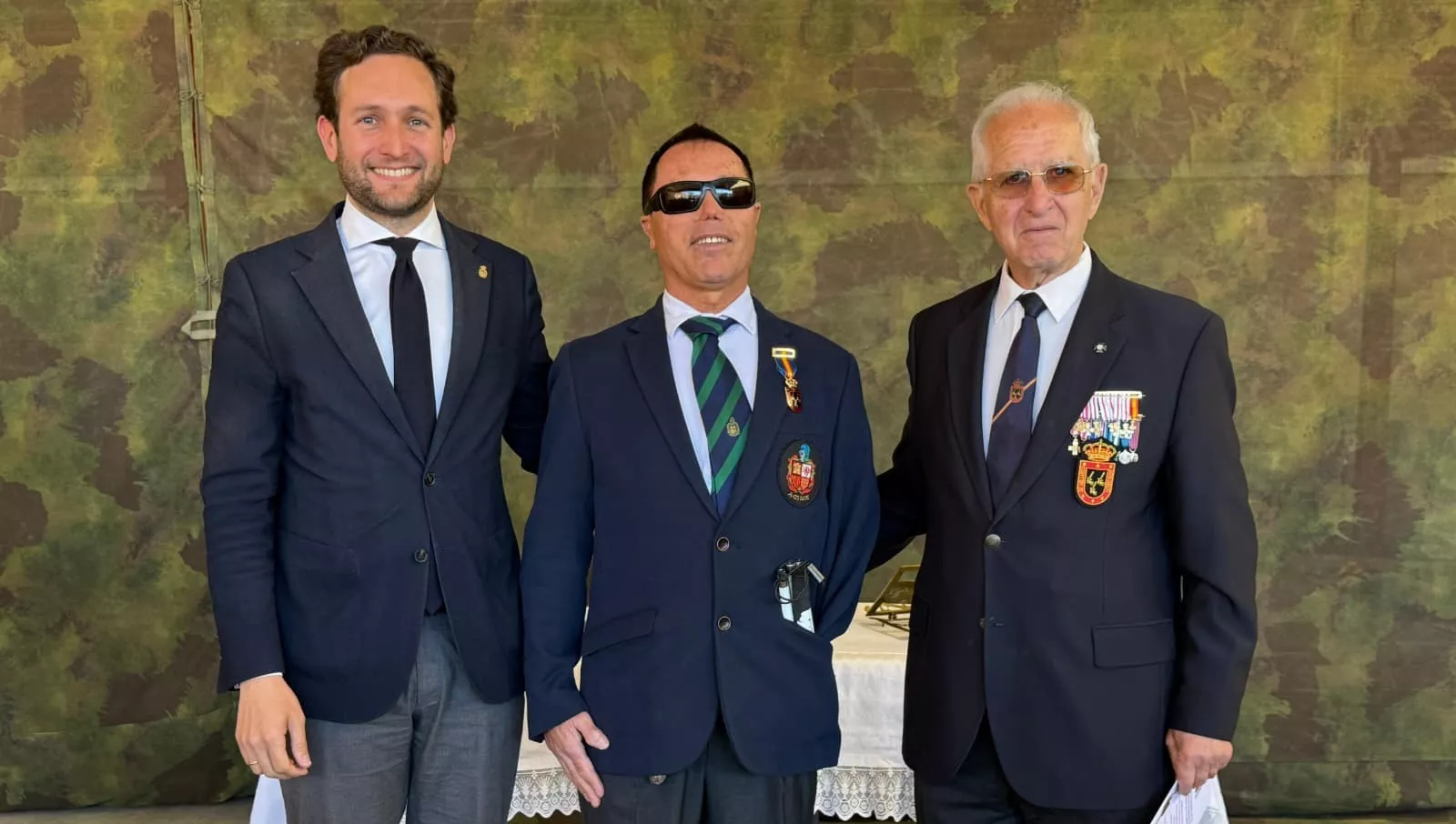 Claver entrega la condecoración a Juan Pedraza en el homenaje a los veteranos de San Hermenegildo.