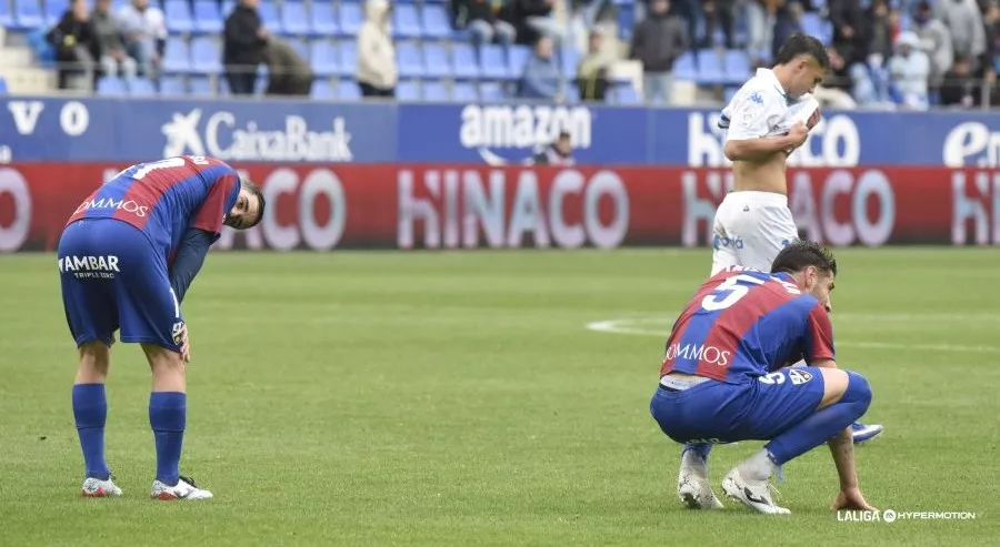 Julio Alonso y Piña se lamentan tras el pitido final. Foto: LaLiga