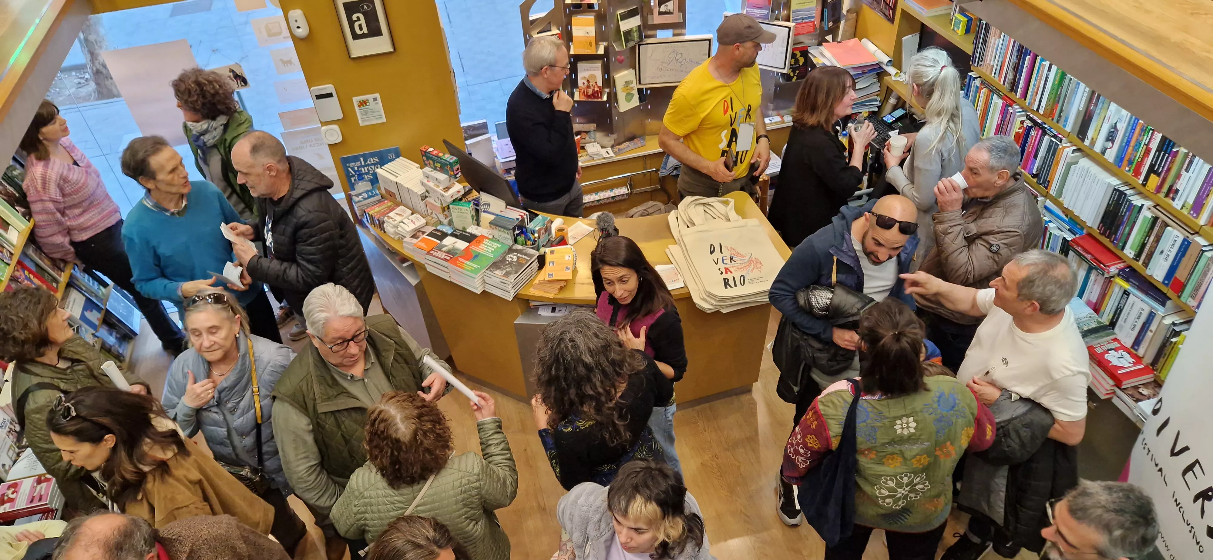"Con A de Antonio", la exposición de Diversario en la librería Anónima. Foto Myriam Martínez