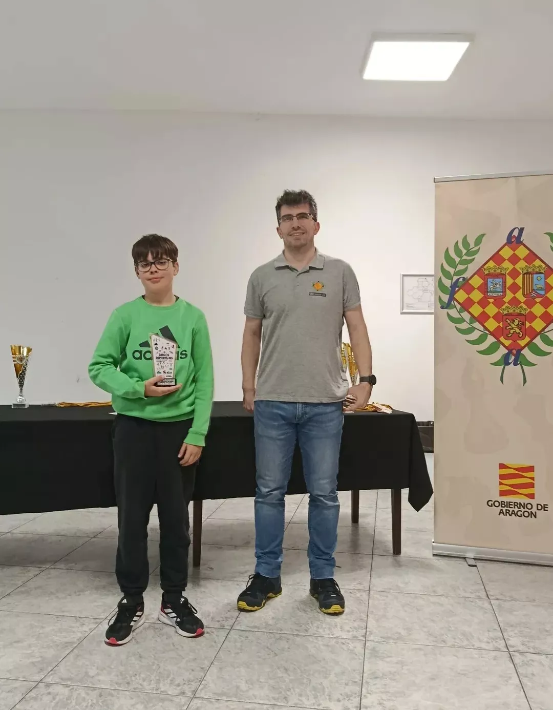 Mateo Mendoza, con su trofeo.