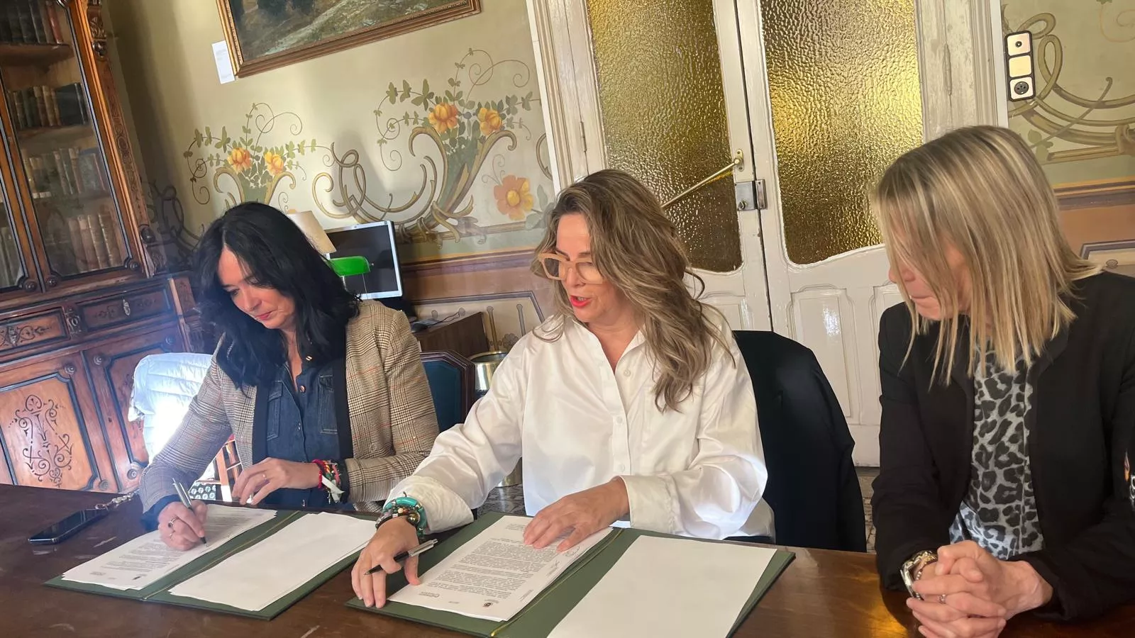Lorena Orduna y Susana Lacostena firman el convenio para el sector del Comercio, junto a Nuria Mur. Foto Mercedes Manterola