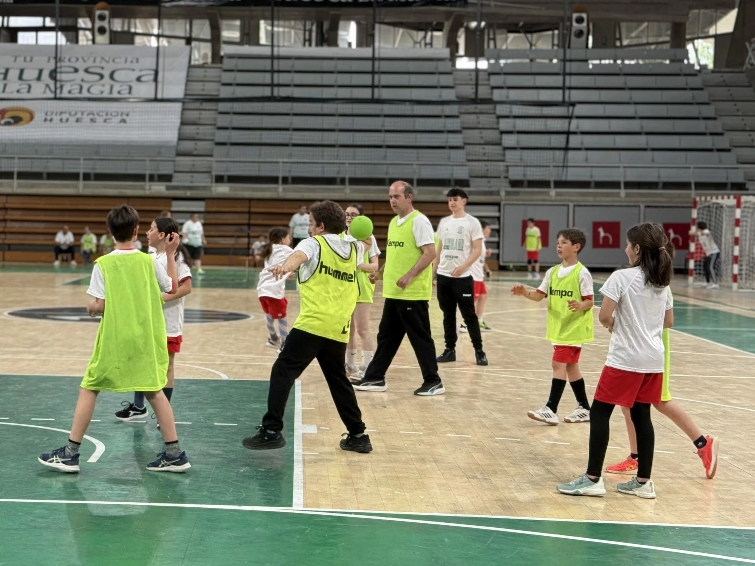 La inclusión y la solidaridad reinan en el Día del Balonmano Oscense