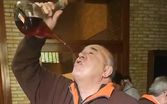 Habilidad de Chema bebiendo de porrón