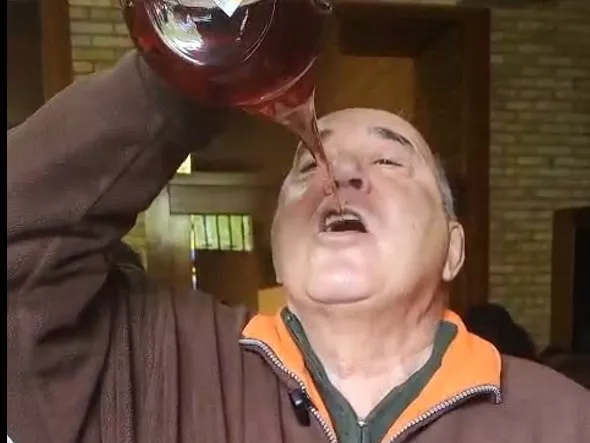 Chema Hernández con el porrón Chema Hernández con el porrón