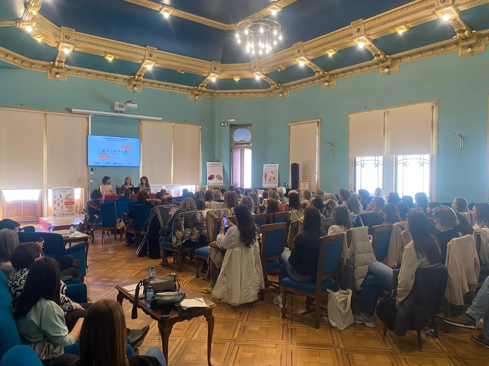 Participantes en las II Jornadas de Atención Comunitaria en Atención Primaria, celebradas en el Salón Azul del Casino de Huesca.Gobierno de Aragón.