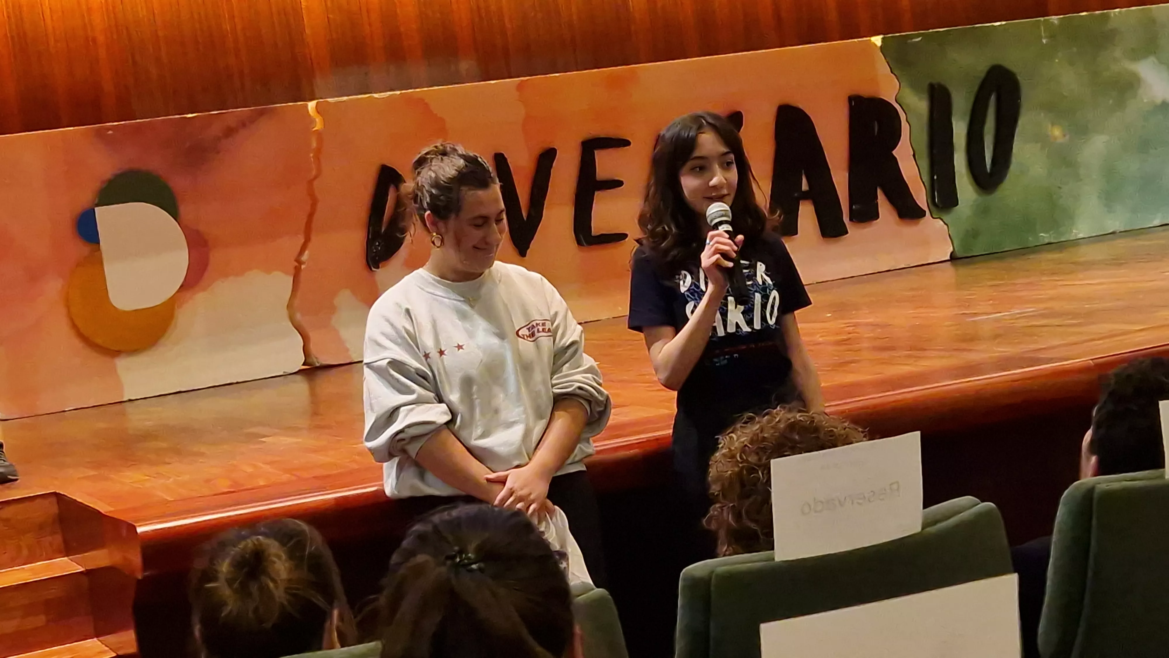 Edurne y Bahar, alumnas de la Escuela de Arte y diseñadoras de la camiseta y las bolsas. Foto Myriam Martínez