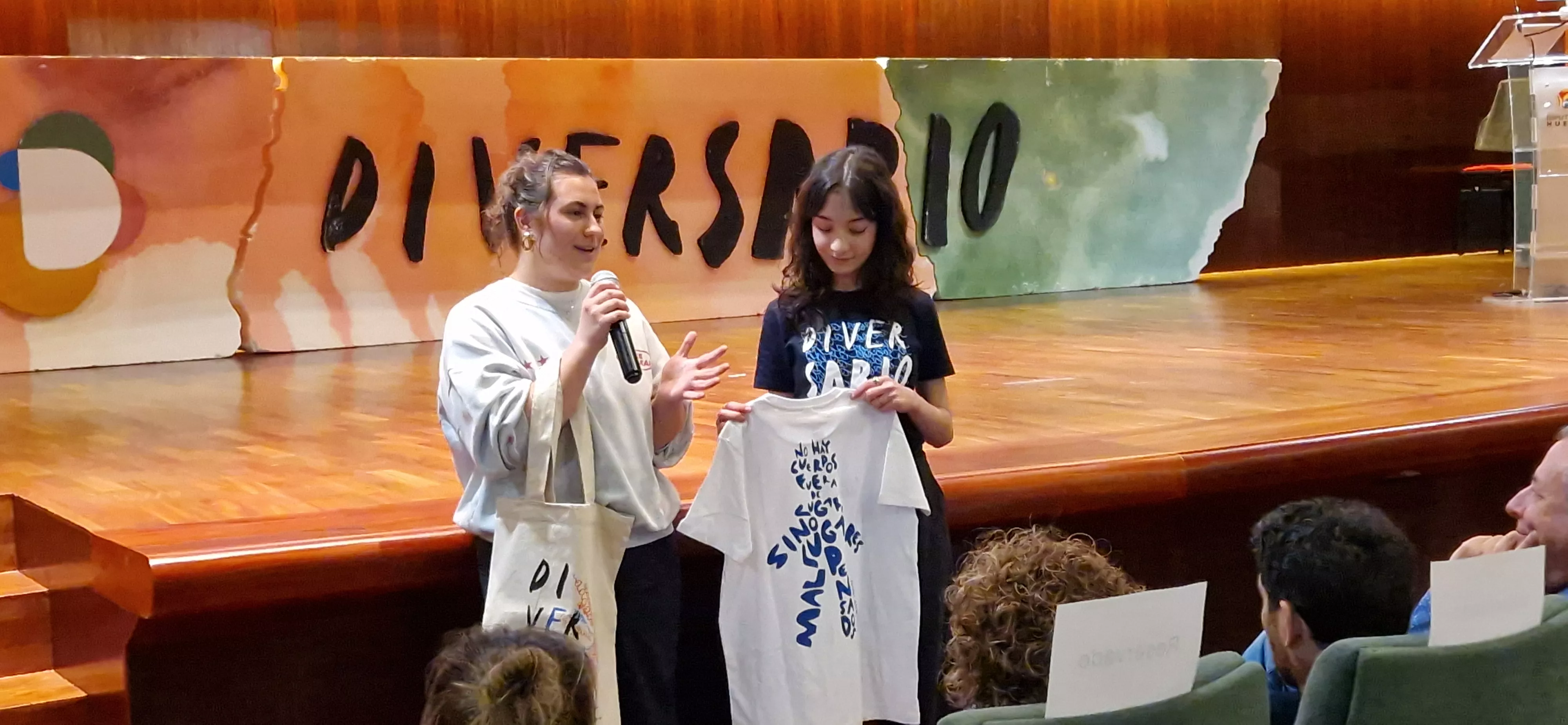 Edurne y Bahar, alumnas de la Escuela de Arte y diseñadoras de la camiseta y las bolsas. Foto Myriam Martínez