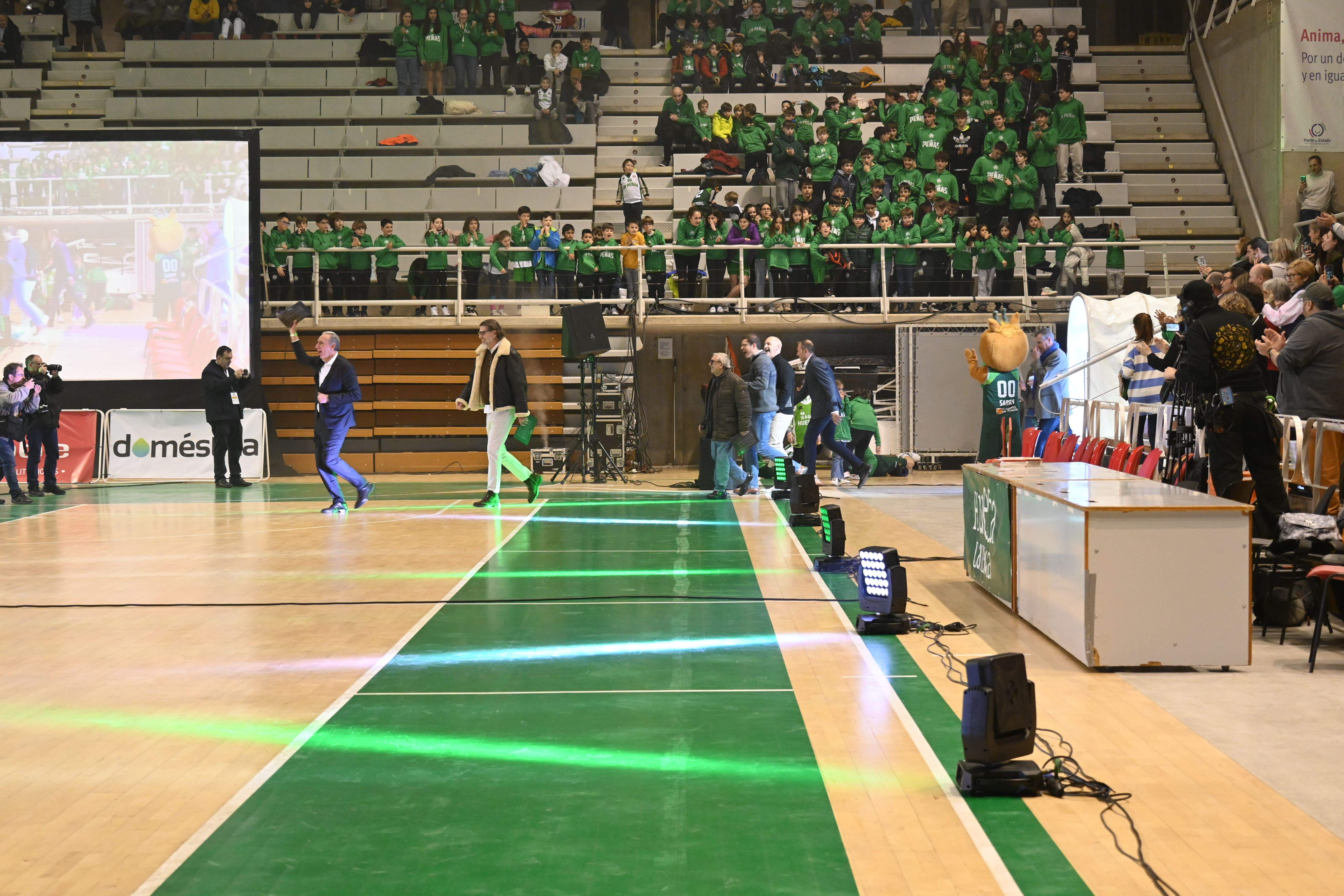 Fiesta en el Palacio de los Deportes de Huesca con La Magia en el recuerdo. Foto Carlos Jalle