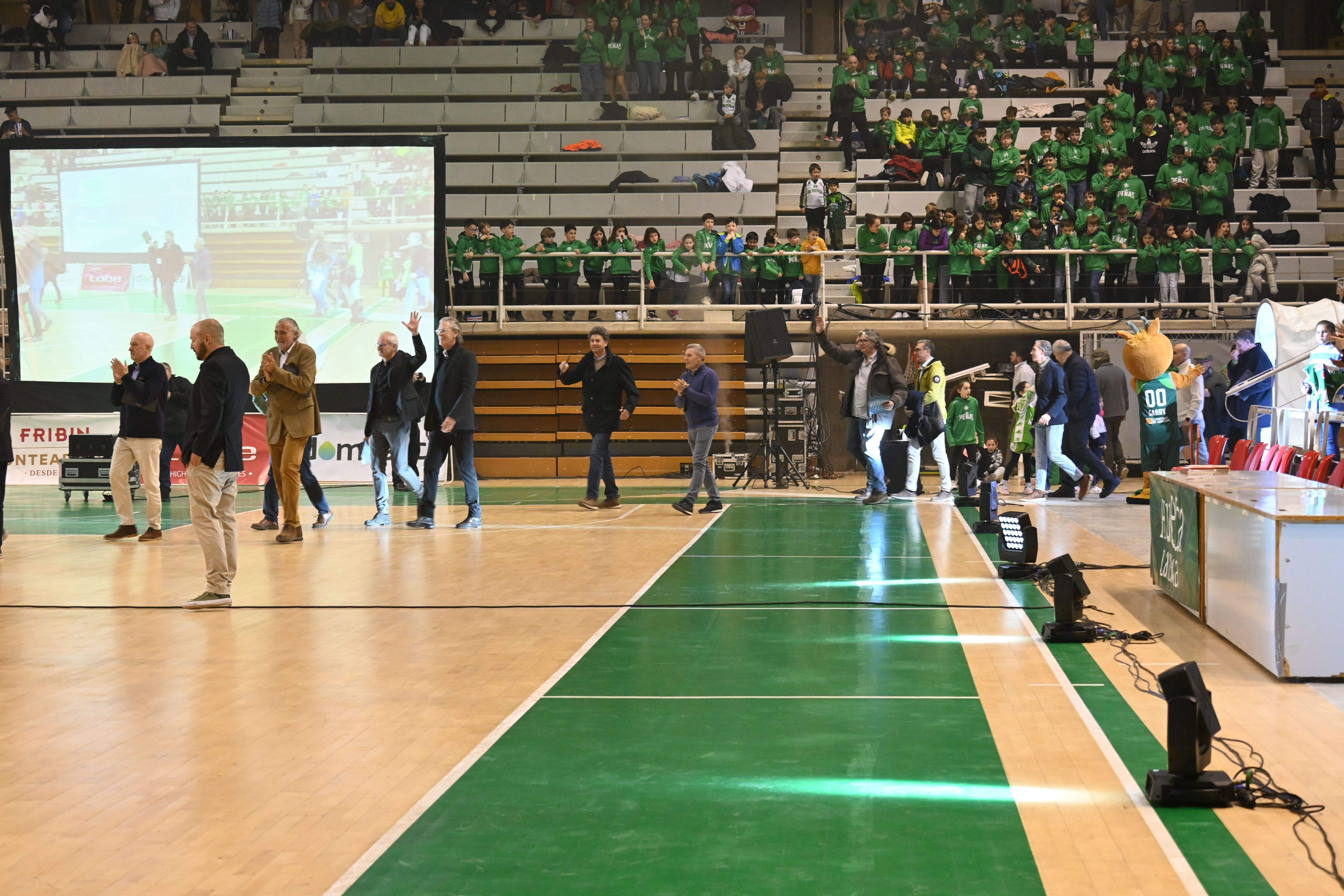 Fiesta en el Palacio de los Deportes de Huesca con La Magia en el recuerdo. Foto Carlos Jalle