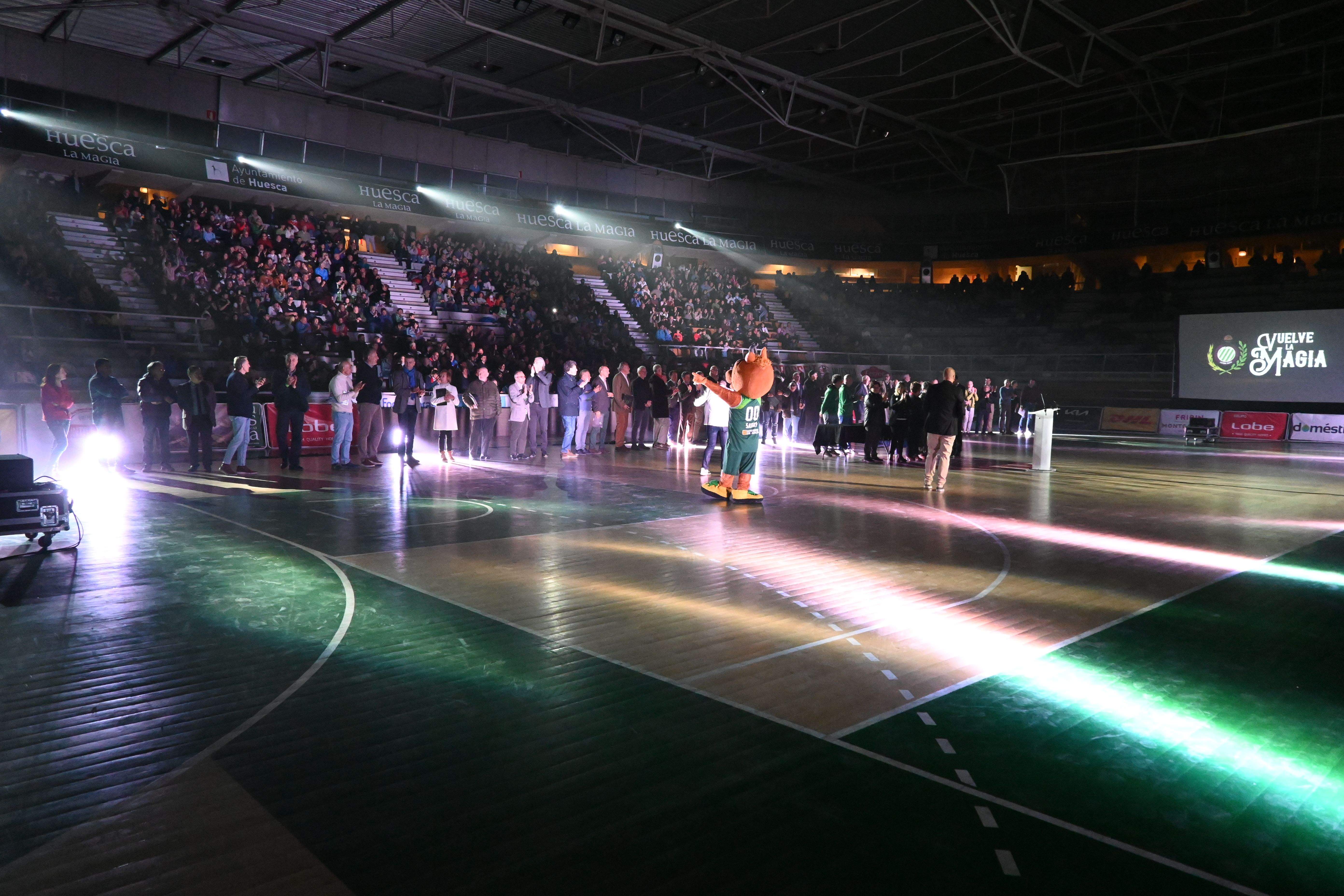 Fiesta en el Palacio de los Deportes de Huesca con La Magia en el recuerdo. Foto Carlos Jalle