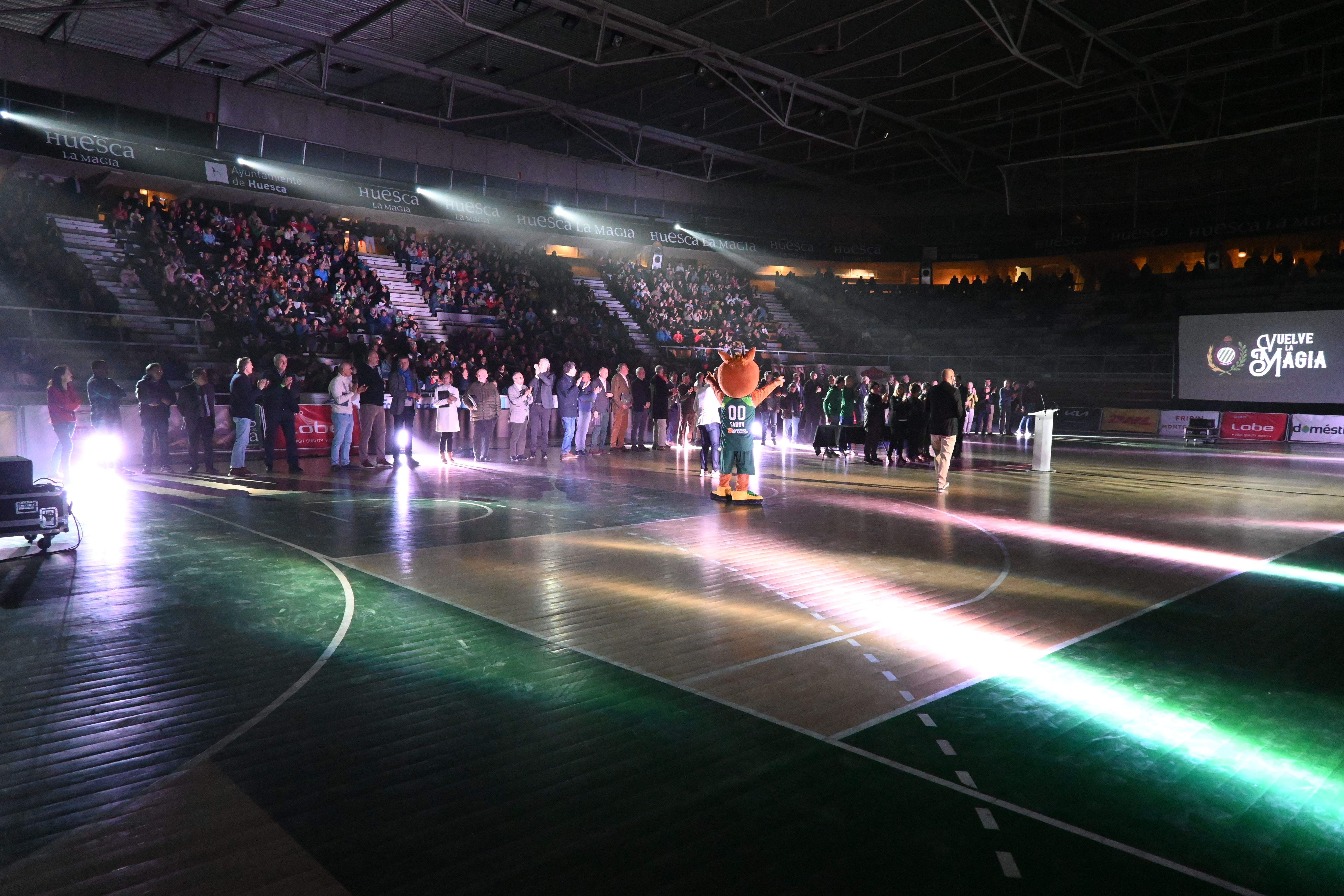 Fiesta en el Palacio de los Deportes de Huesca con La Magia en el recuerdo. Foto Carlos Jalle