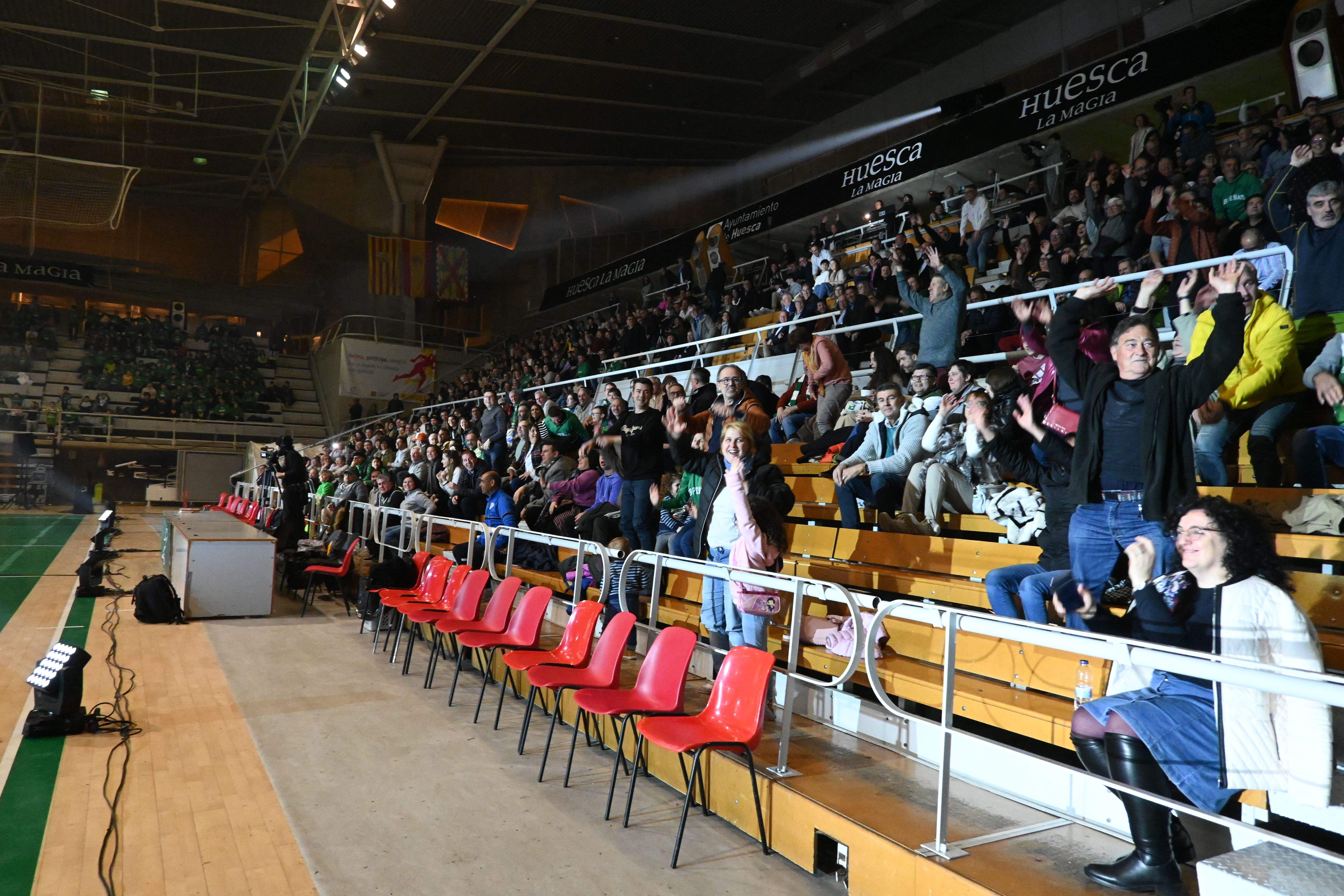Fiesta en el Palacio de los Deportes de Huesca con La Magia en el recuerdo. Foto Carlos Jalle