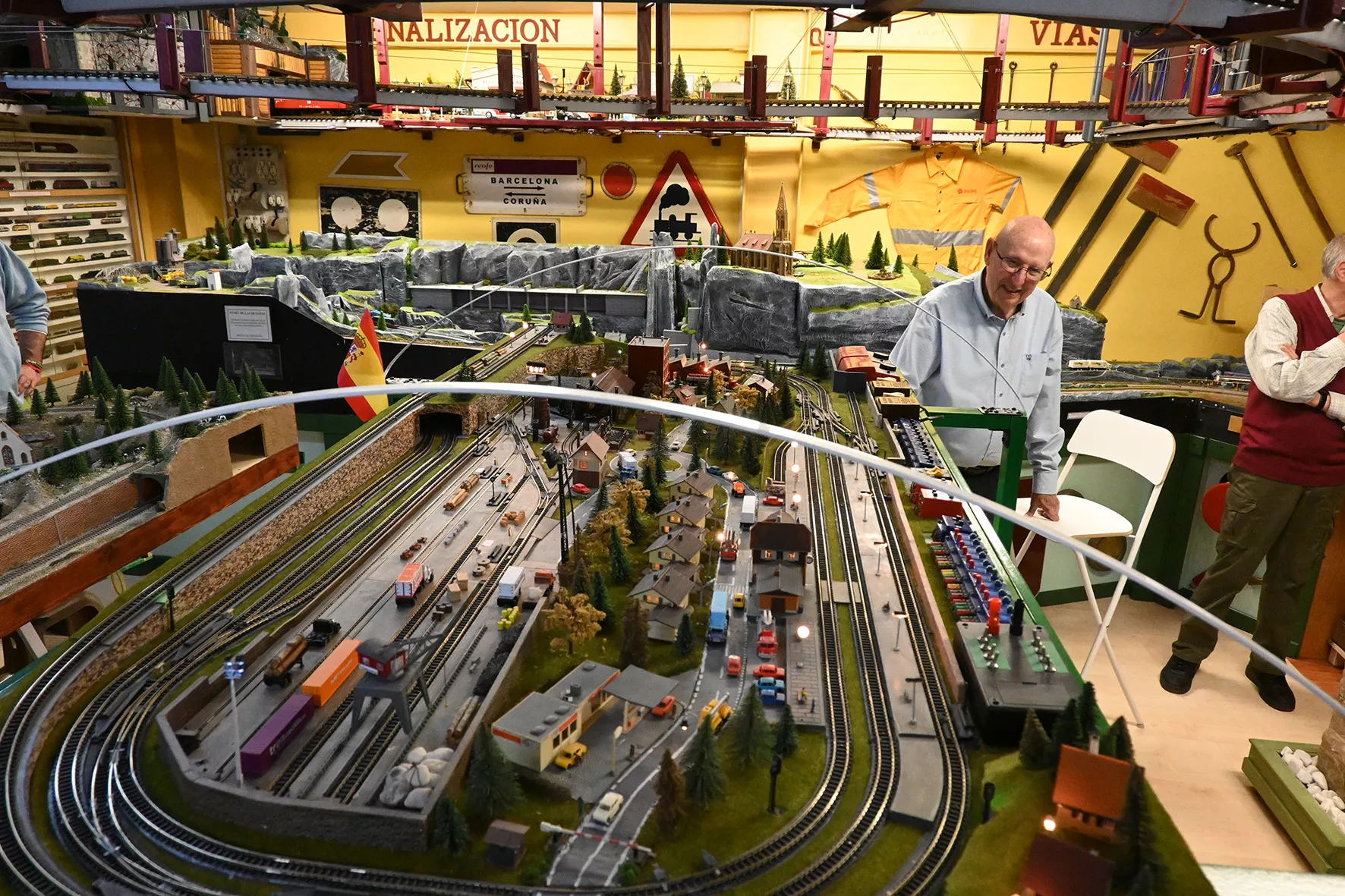 Los socios disfrutan en la Asociación Altoaragonesa de Amigos del Ferrocarril. Foto Carlos Jalle