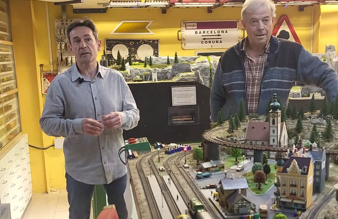 Chema Capablo y José Antonio Valle, en la Asociación Altoaragonesa de Amigos del Ferrocarril