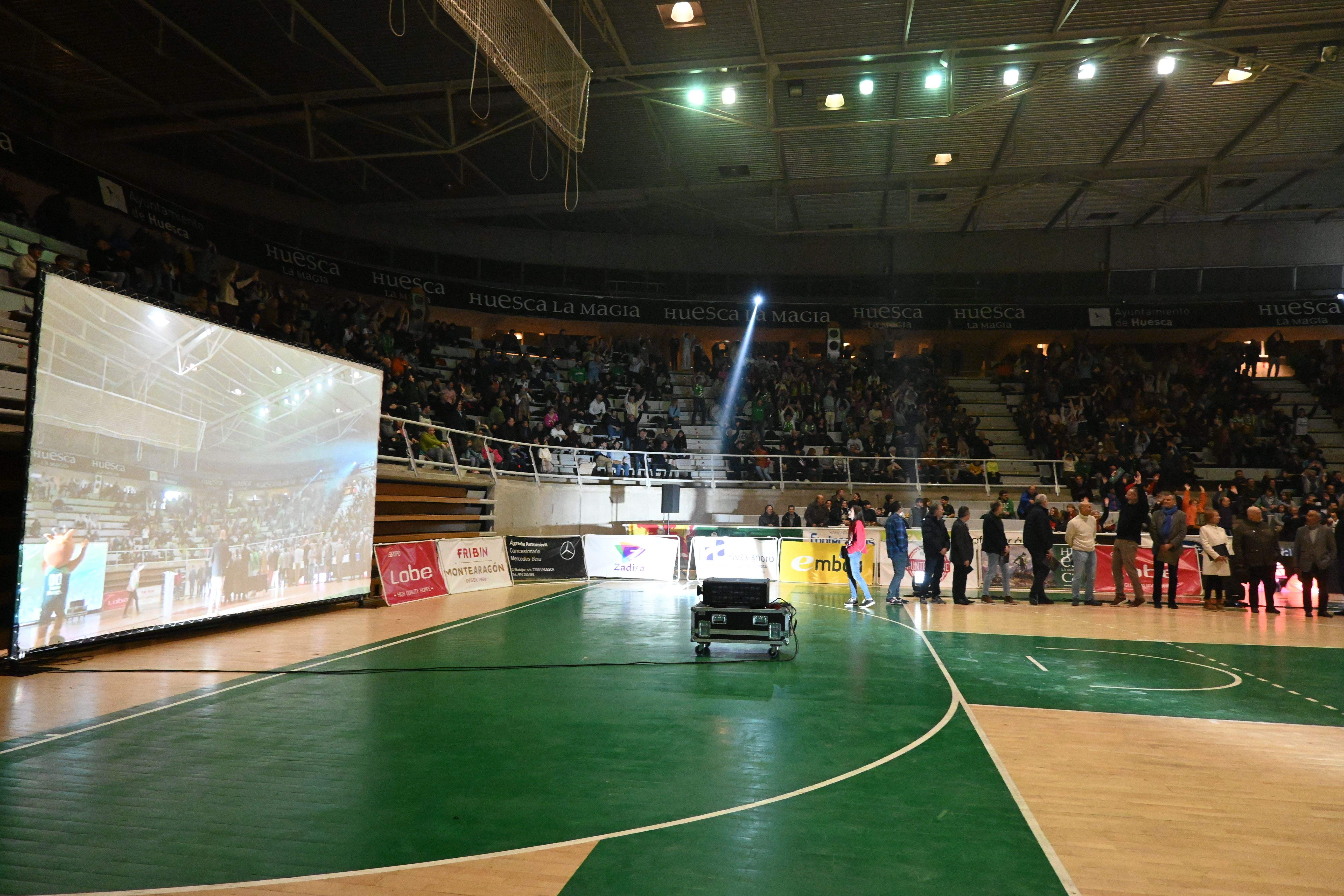 Fiesta en el Palacio de los Deportes de Huesca con La Magia en el recuerdo. Foto Carlos Jalle