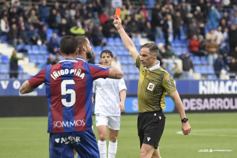 González Esteban muestra la tarjeta roja a Pulido en el partido ante el Deportivo. Foto: LaLiga