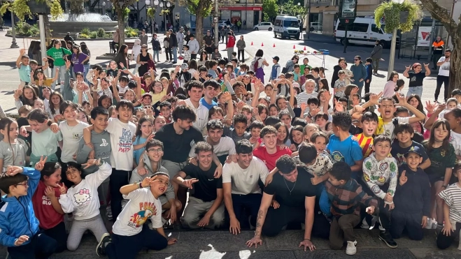 Estudiantes universitarios y niños y niñas de Huesca posan tras una actividad en la plaza de Navarra. Foto Mercedes Manterola Estudiantes universitarios y niños y niñas de Huesca posan tras una actividad en la plaza de Navarra. Foto Mercedes Manterola