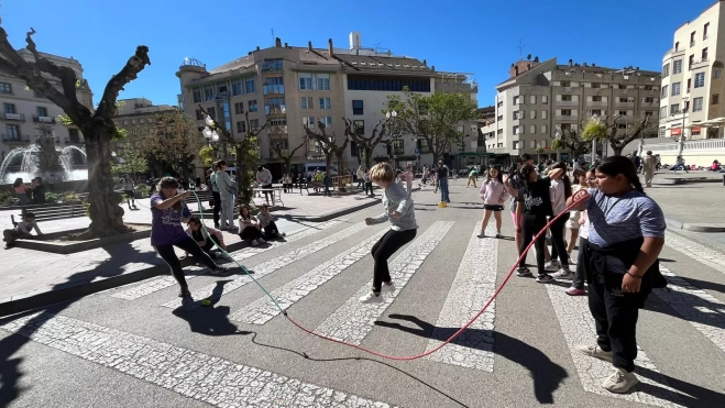 Saltando a la comba en la plaza de Navarra. Mercedes Manterola Saltando a la comba en la plaza de Navarra. Mercedes Manterola