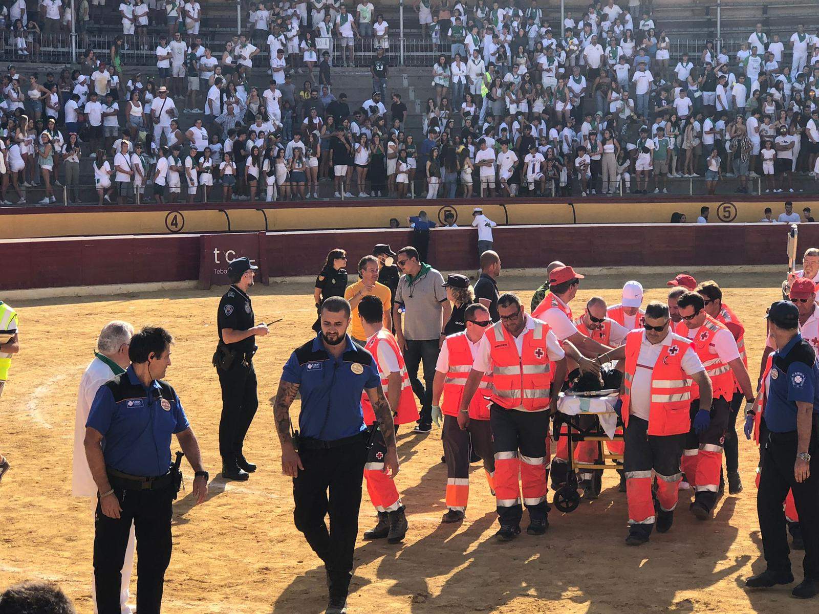 El joven, con rotura abierta de tibia, sale de la Plaza de Toros de Huesca atendido por la Cruz Roja. Foto: Cruz Roja El joven, con rotura abierta de tibia, sale de la Plaza de Toros de Huesca atendido por la Cruz Roja. Foto: Cruz Roja