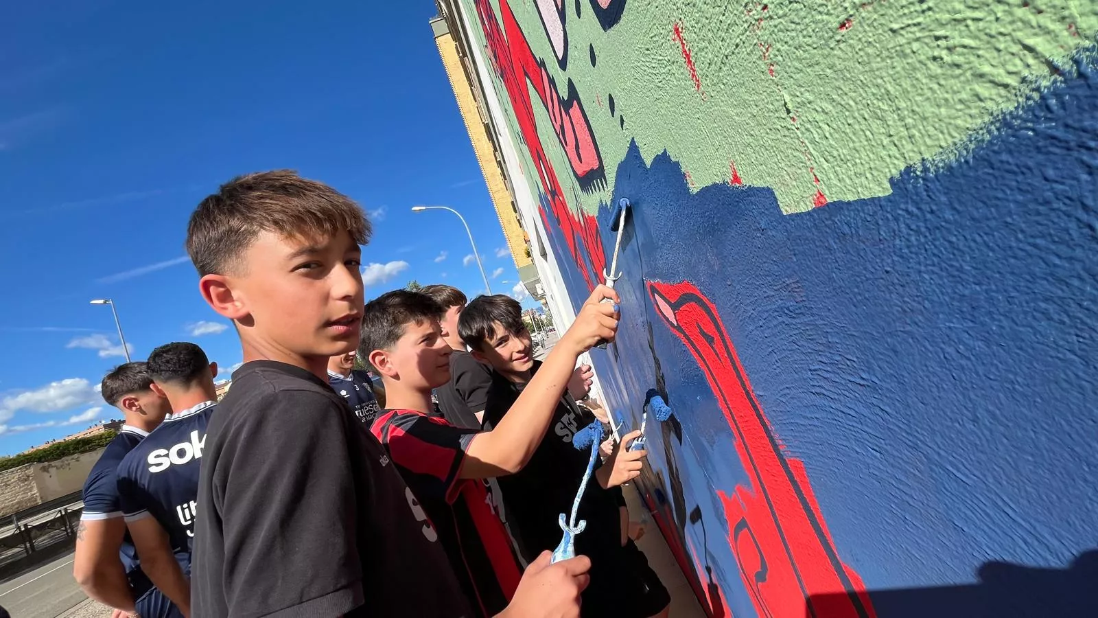 Mural participativo de Diversario con Tere Sempere y la SD Huesca. Foto Mercedes Manterola