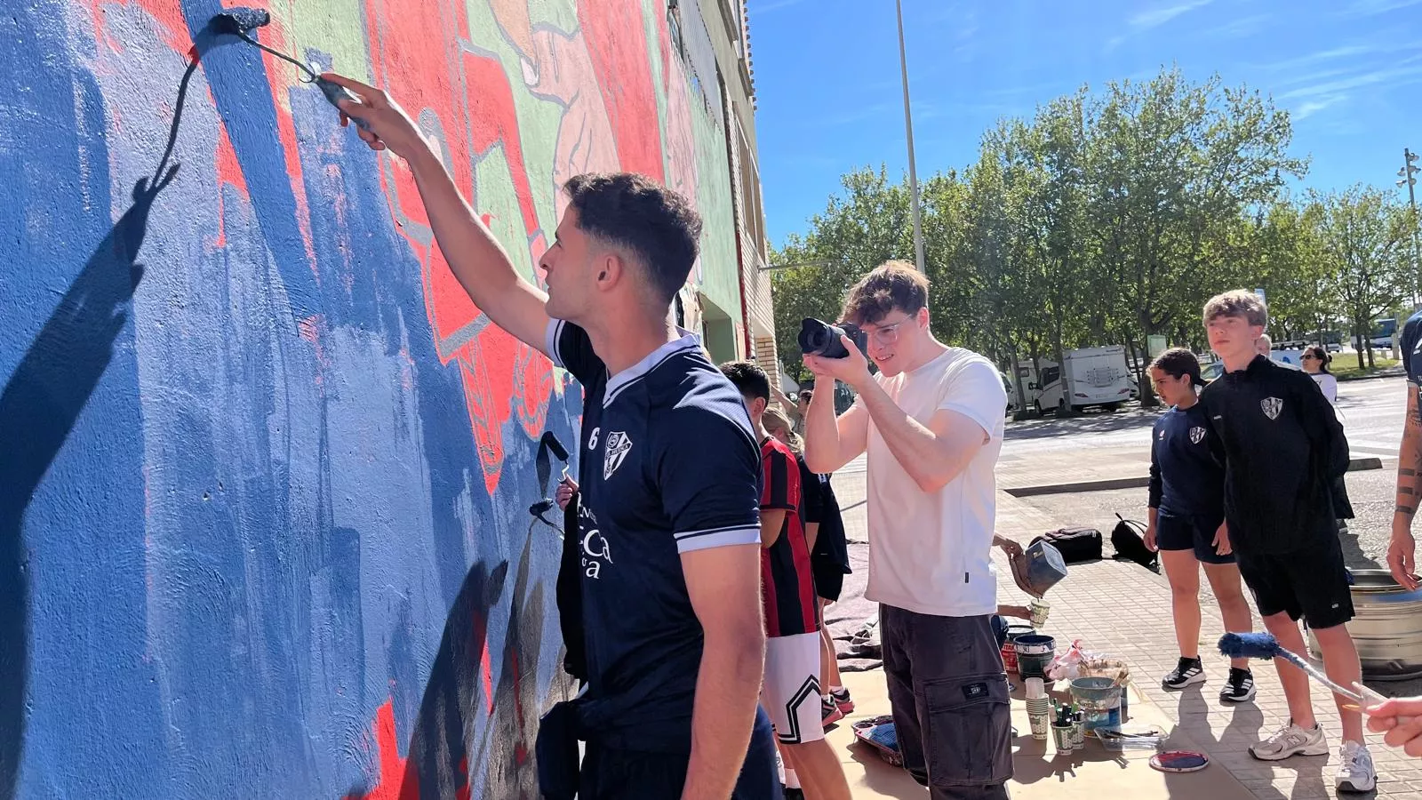 Mural participativo de Diversario con Tere Sempere y la SD Huesca. Foto Mercedes Manterola