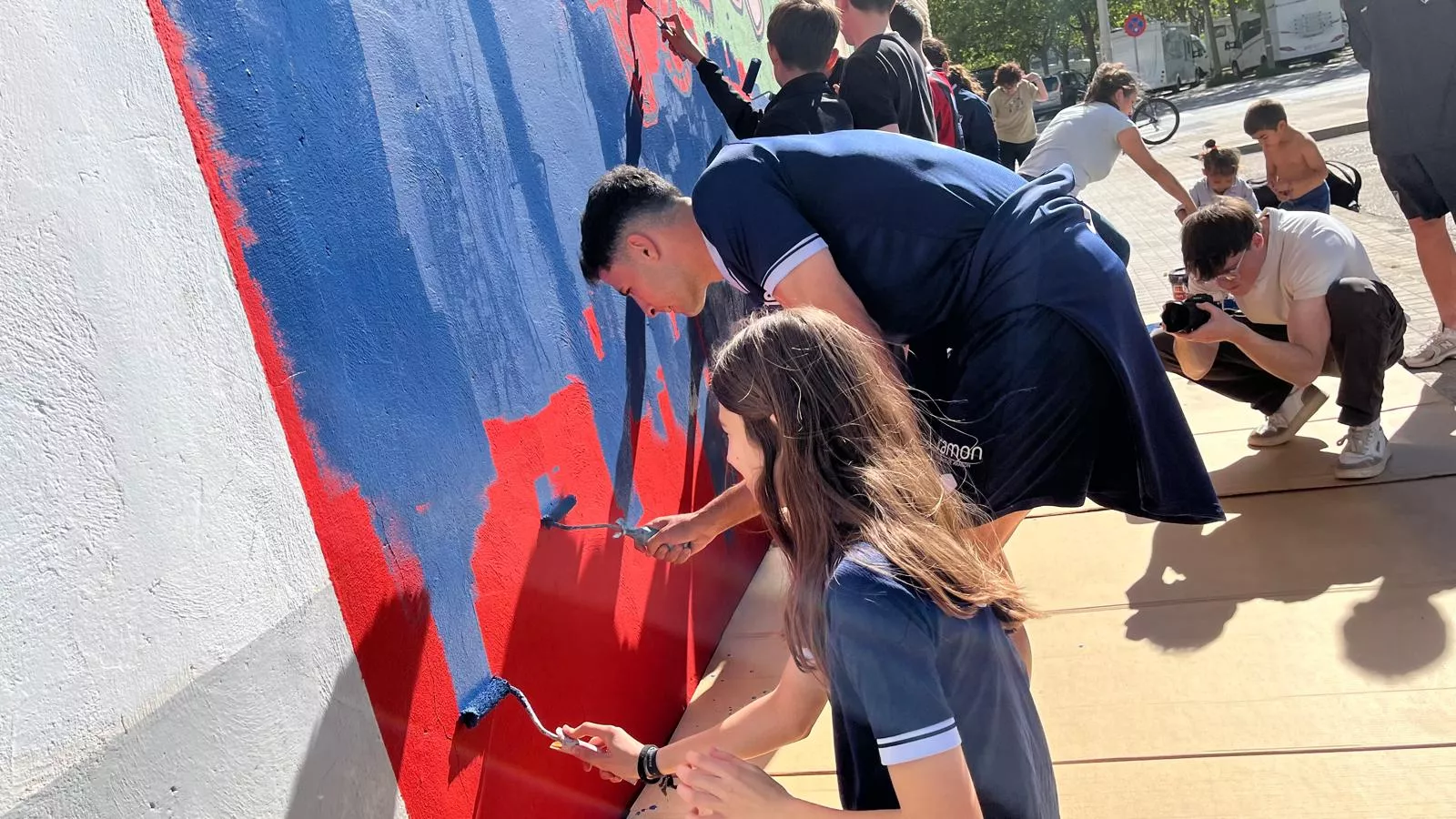 Mural participativo de Diversario con Tere Sempere y la SD Huesca. Foto Mercedes Manterola