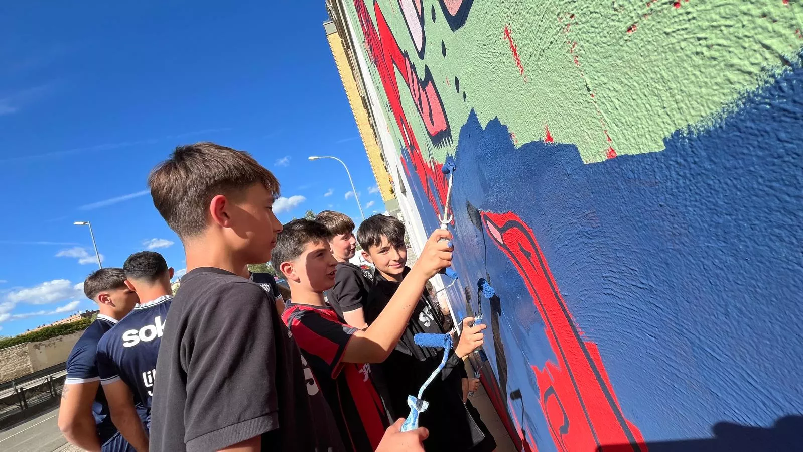 Mural participativo de Diversario con Tere Sempere y la SD Huesca. Foto Mercedes Manterola