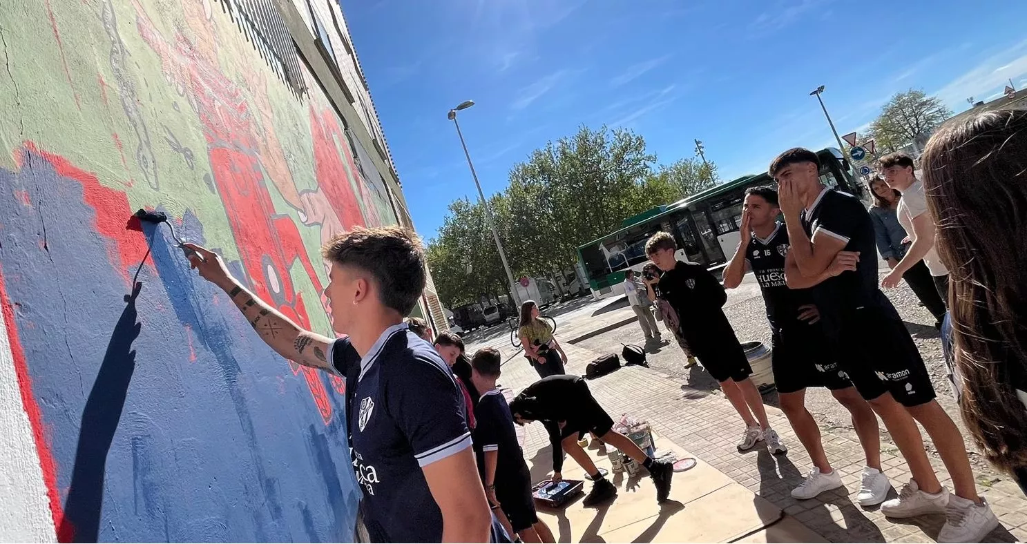 Mural participativo de Diversario con Tere Sempere y la SD Huesca. Foto Mercedes Manterola