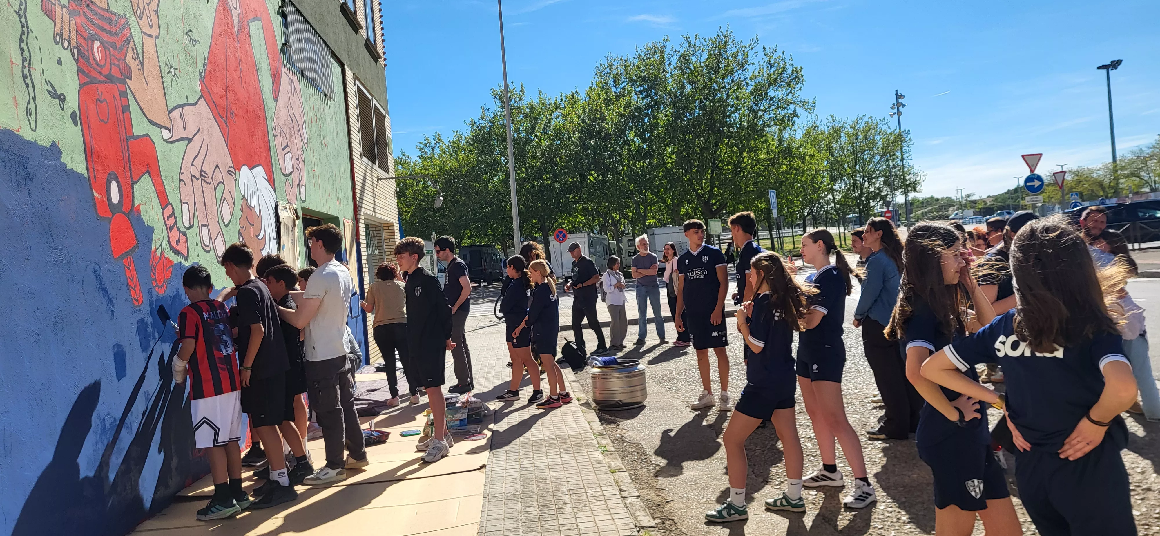 Mural participativo de Diversario con Tere Sempere y la SD Huesca. Foto Mercedes Manterola