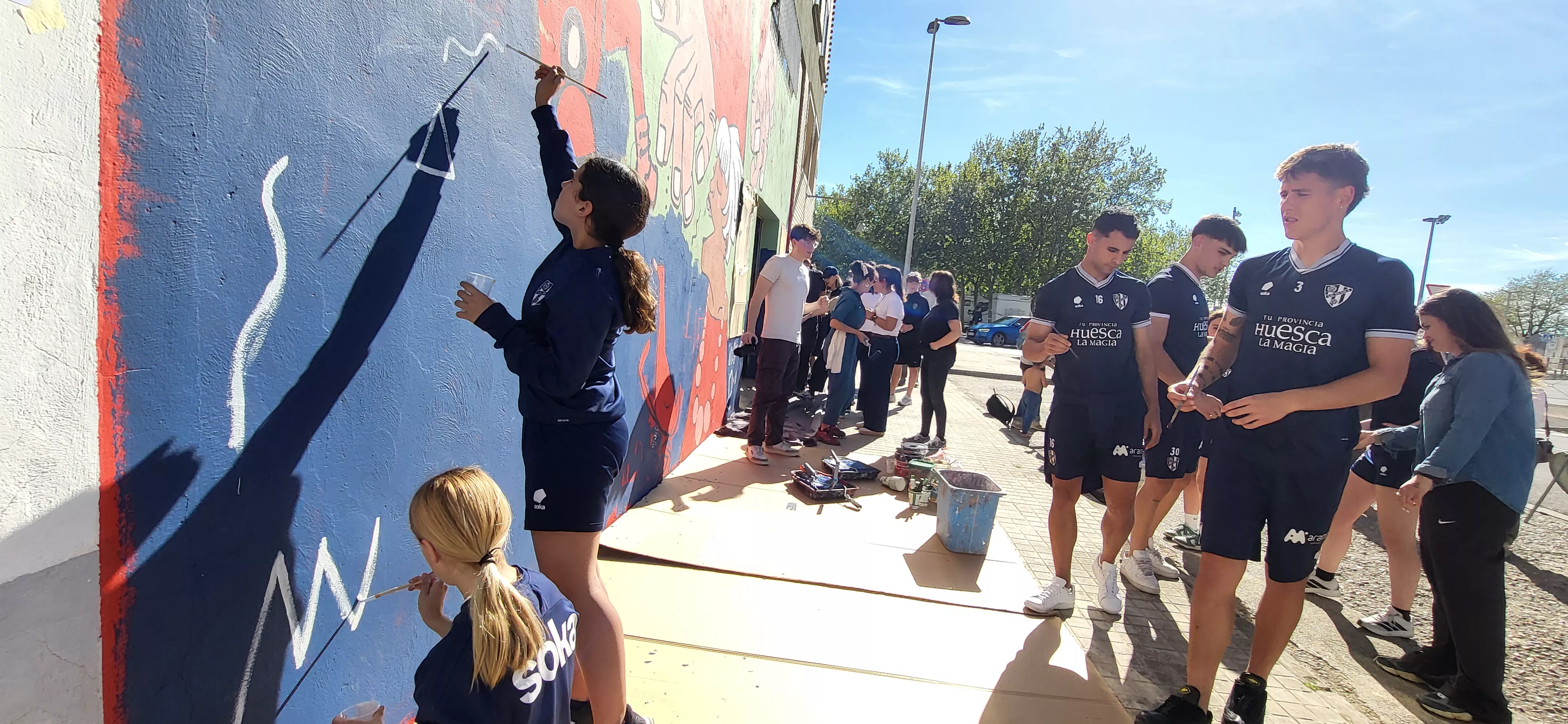 Mural participativo de Diversario con Tere Sempere y la SD Huesca. Foto Mercedes Manterola