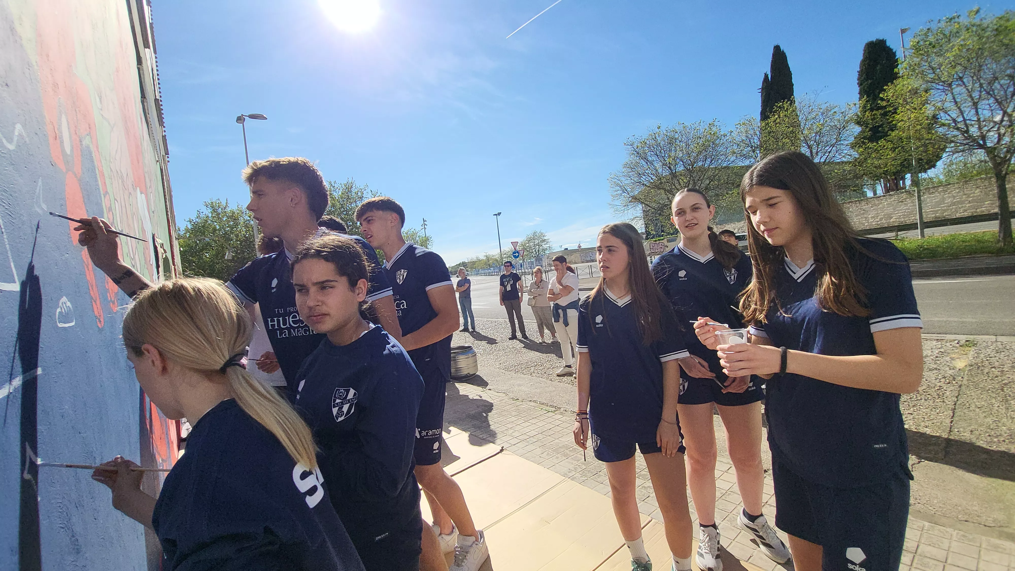 Mural participativo de Diversario con Tere Sempere y la SD Huesca. Foto Mercedes Manterola