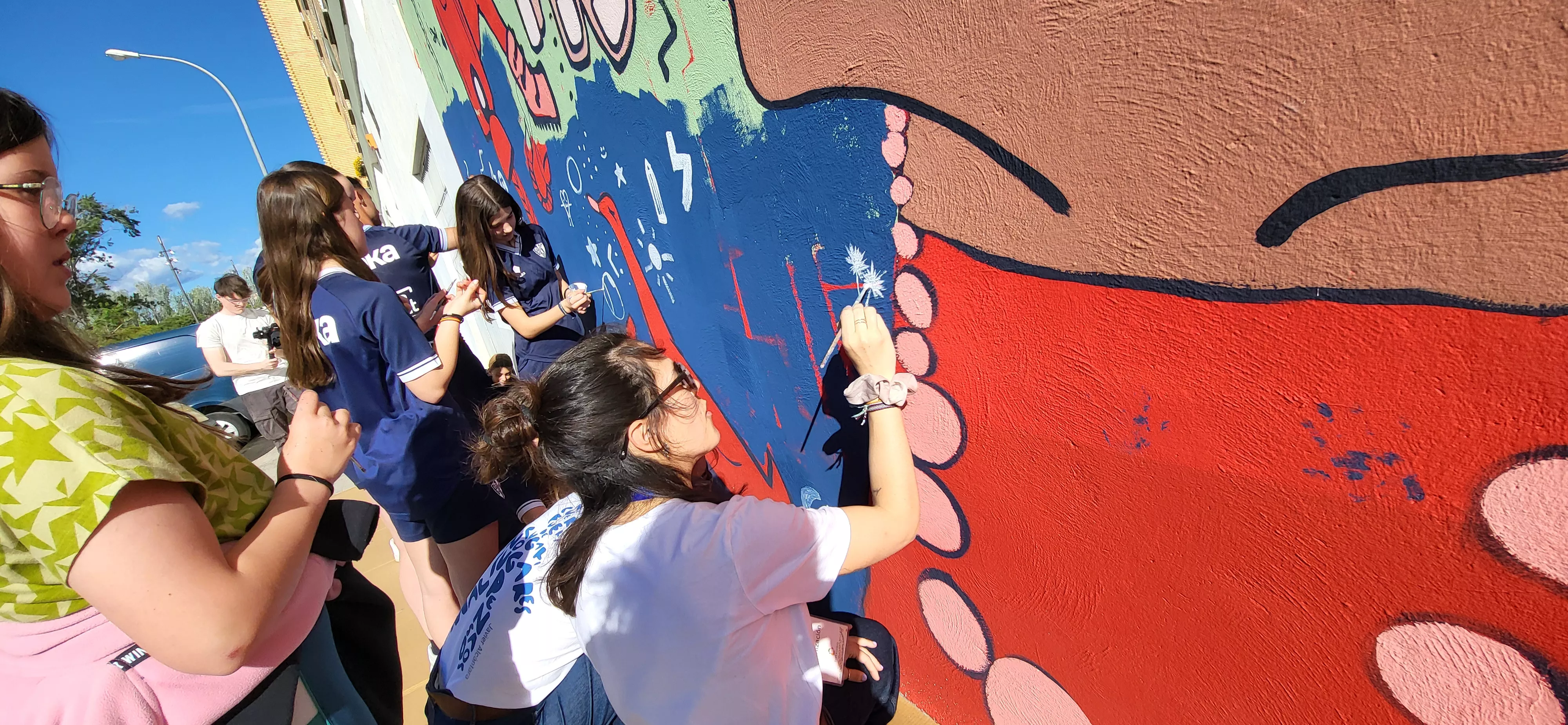 Mural participativo de Diversario con Tere Sempere y la SD Huesca. Foto Mercedes Manterola