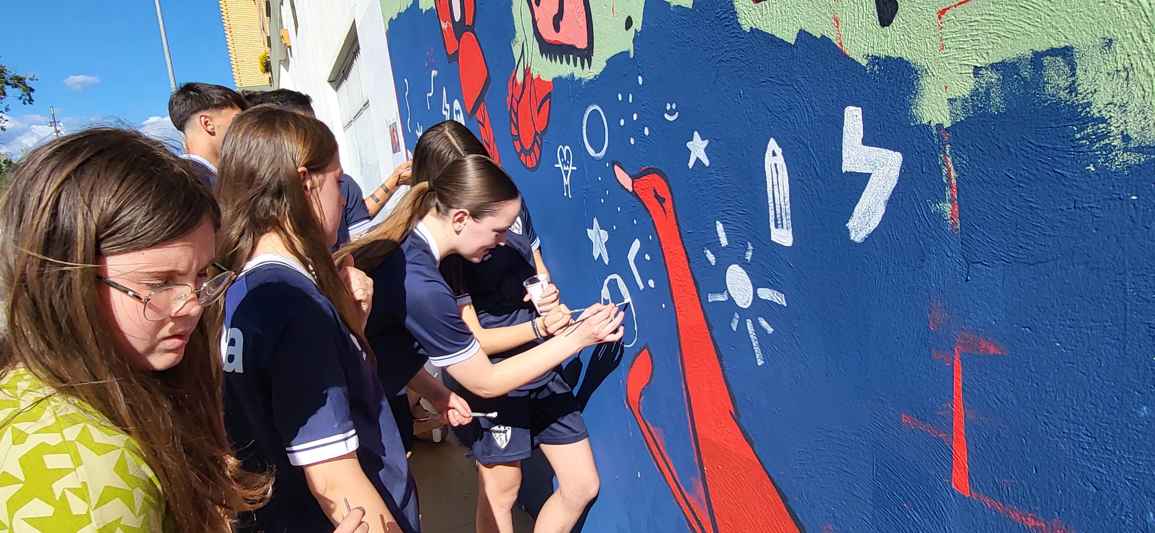 Mural participativo de Diversario con Tere Sempere y la SD Huesca. Foto Mercedes Manterola
