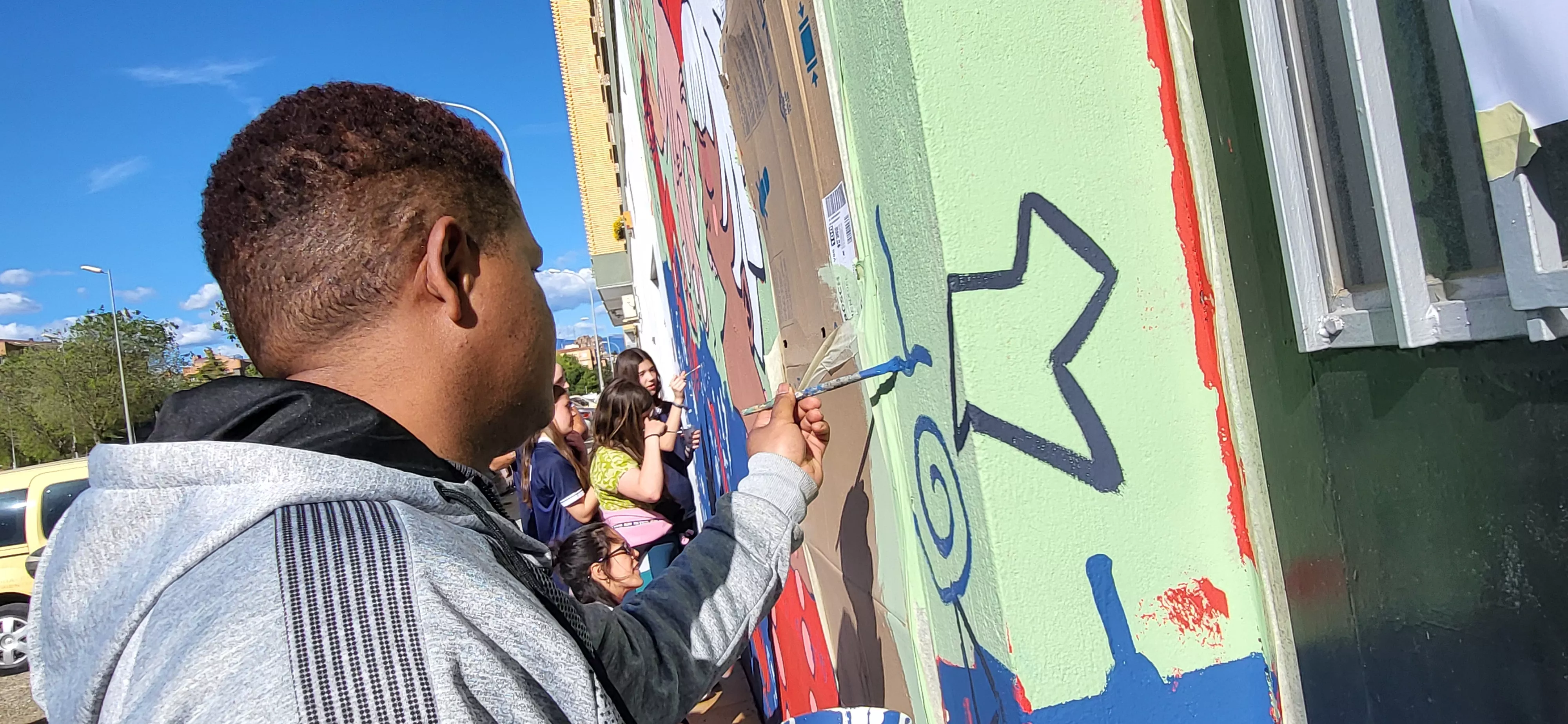 Mural participativo de Diversario con Tere Sempere y la SD Huesca. Foto Mercedes Manterola