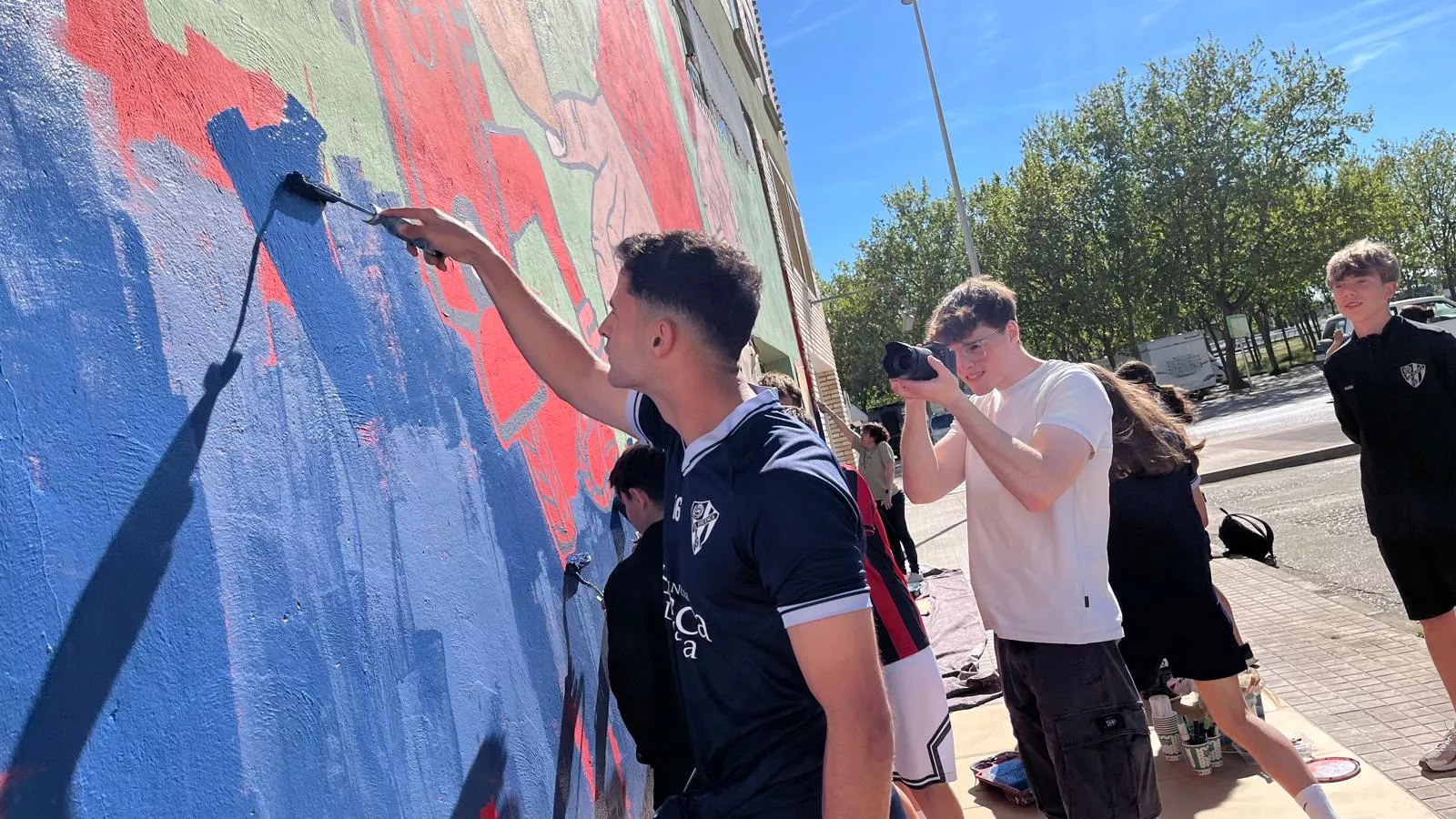 Mural participativo de Diversario con Tere Sempere y la SD Huesca. Foto Mercedes Manterola