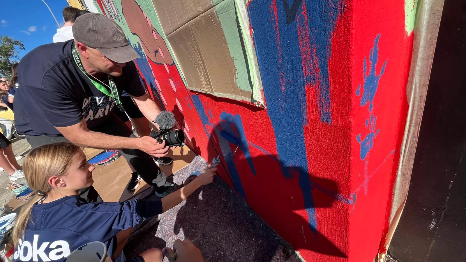 Mural participativo de Diversario con Tere Sempere y la SD Huesca. Foto Mercedes Manterola