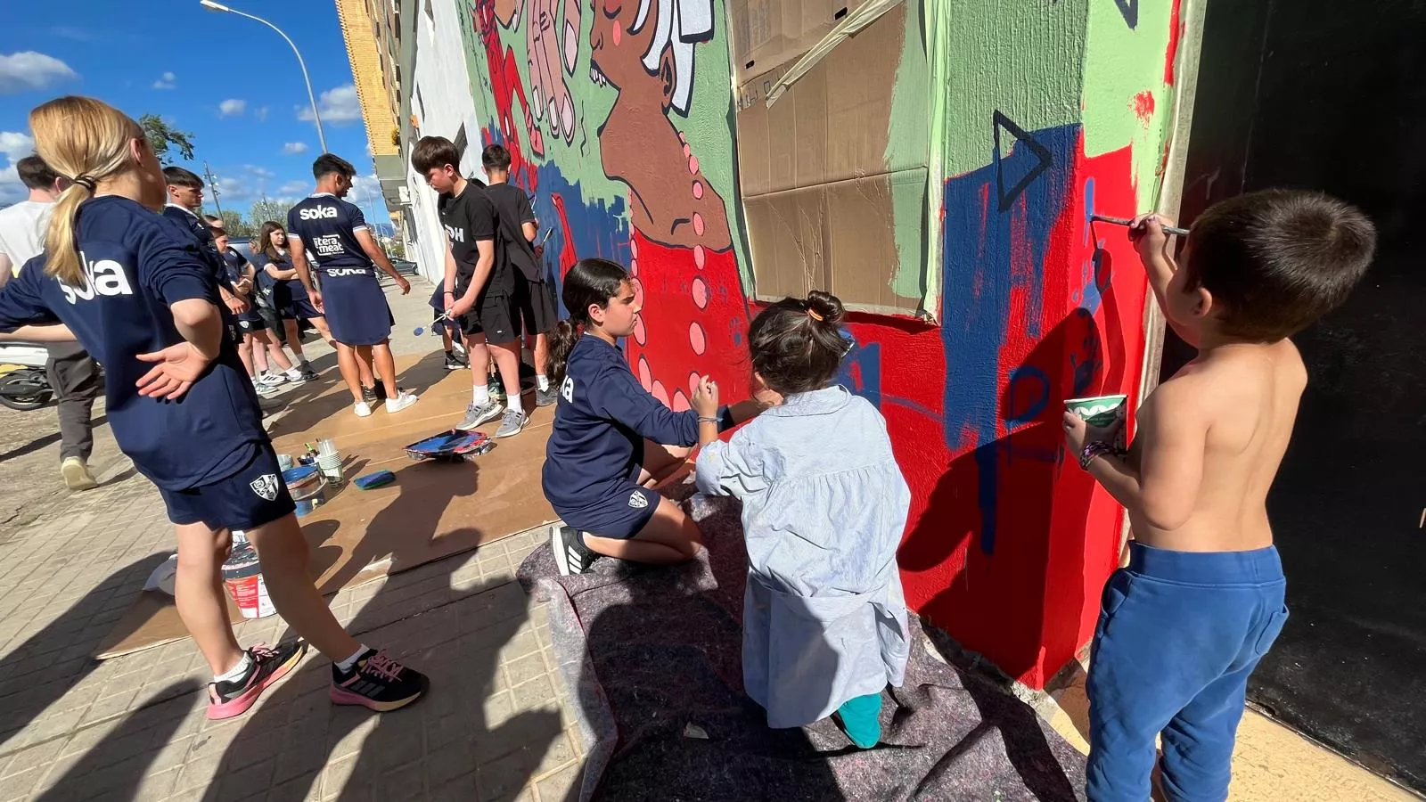 Mural participativo de Diversario con Tere Sempere y la SD Huesca. Foto Mercedes Manterola