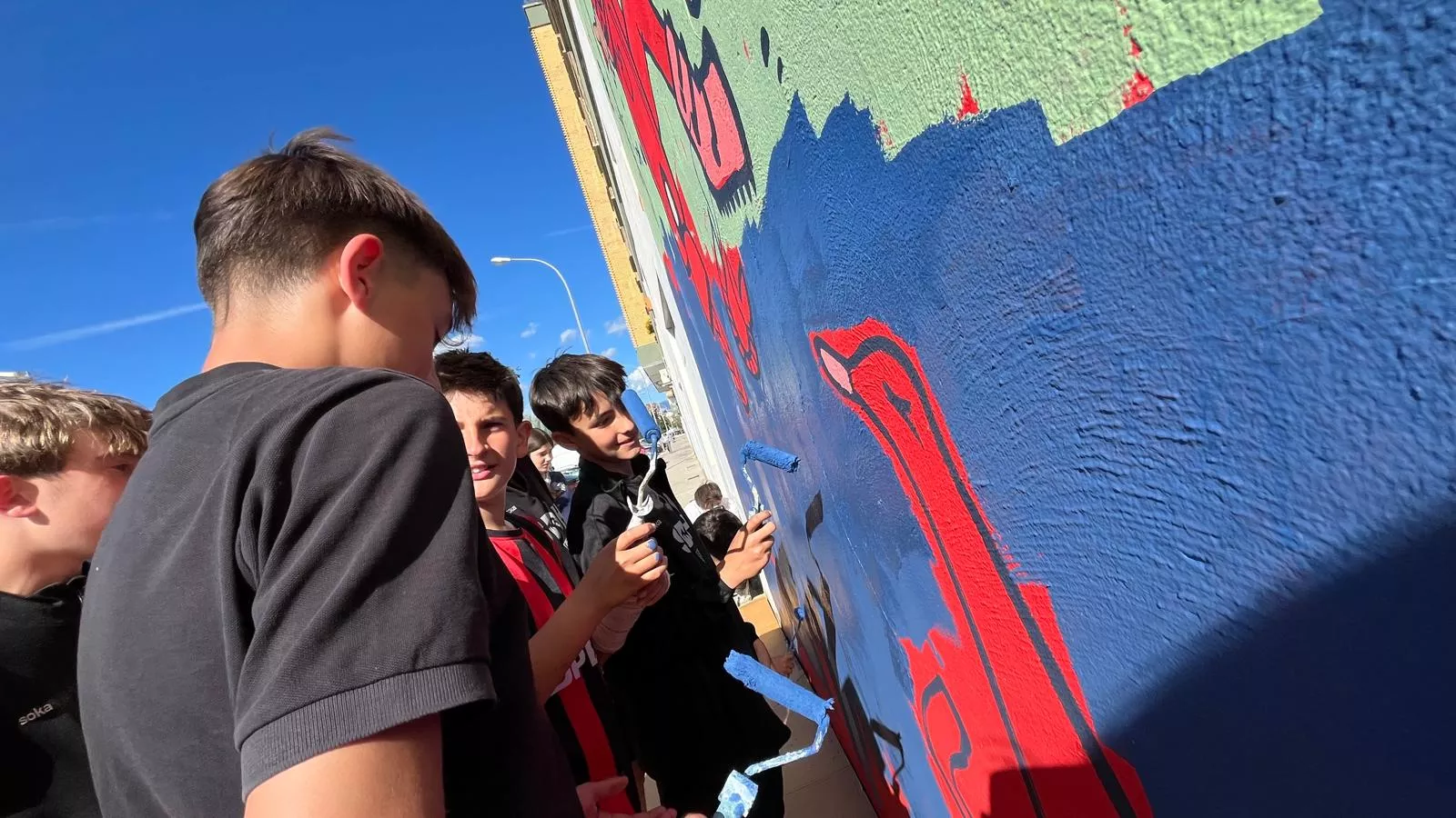 Mural participativo de Diversario con Tere Sempere y la SD Huesca. Foto Mercedes Manterola