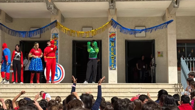 El Colegio Santa Ana de Huesca se ha transformado en el epicentro del universo Marvel. El Colegio Santa Ana de Huesca se ha transformado en el epicentro del universo Marvel.