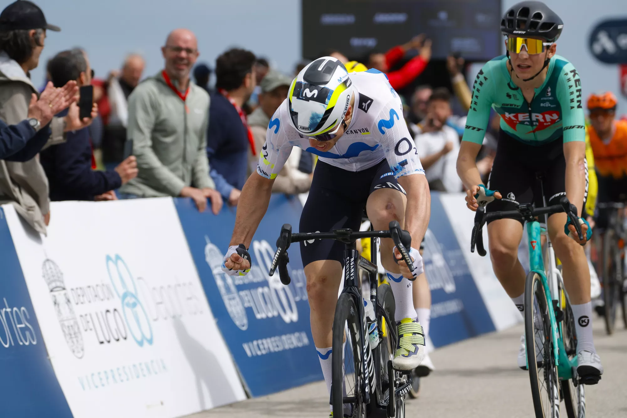 Canal celebra el triunfo de Movistar en casa. Top10 de Fernando Barceló en el adoquín flamenco. Foto: @SprintCycling