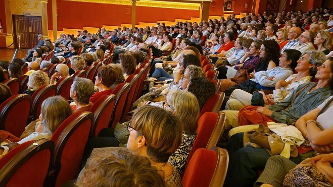 Lleno en el Olimpia para escuchar a Enric Benito. Foto Myriam Martínez Lleno en el Olimpia para escuchar a Enric Benito. Foto Myriam Martínez