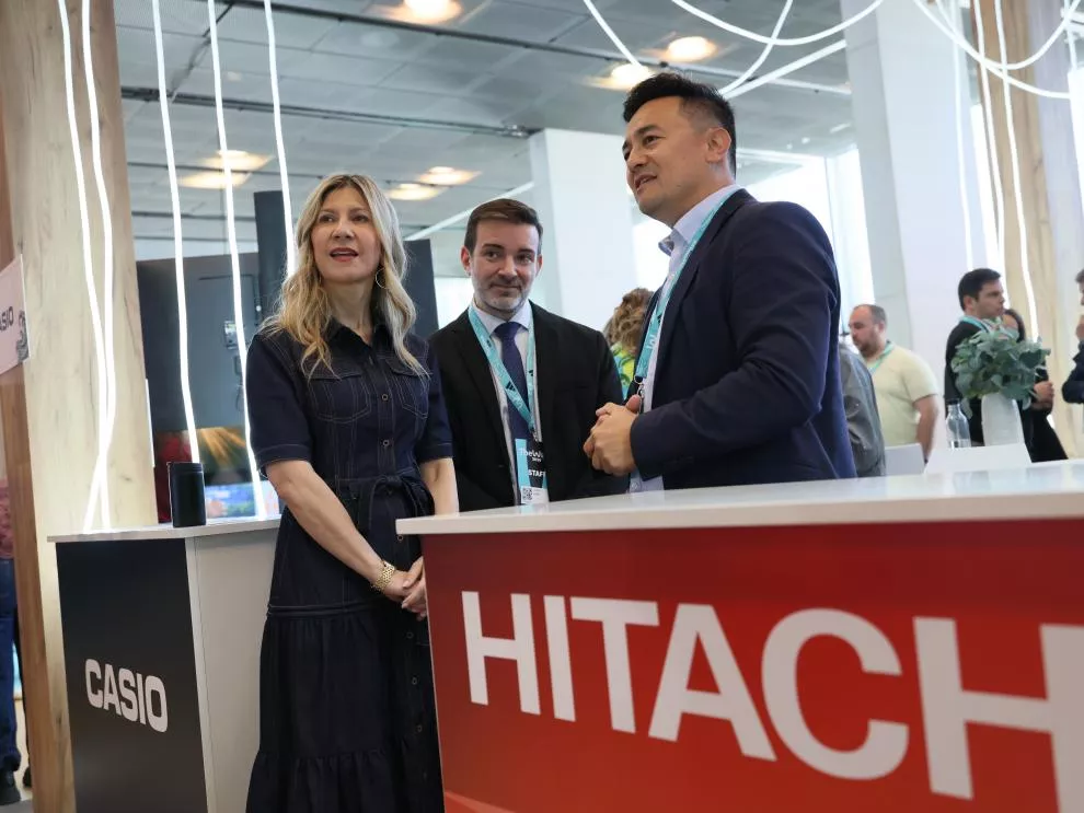 Mar Vaquero y Javier Camo en el estand de Hitachi