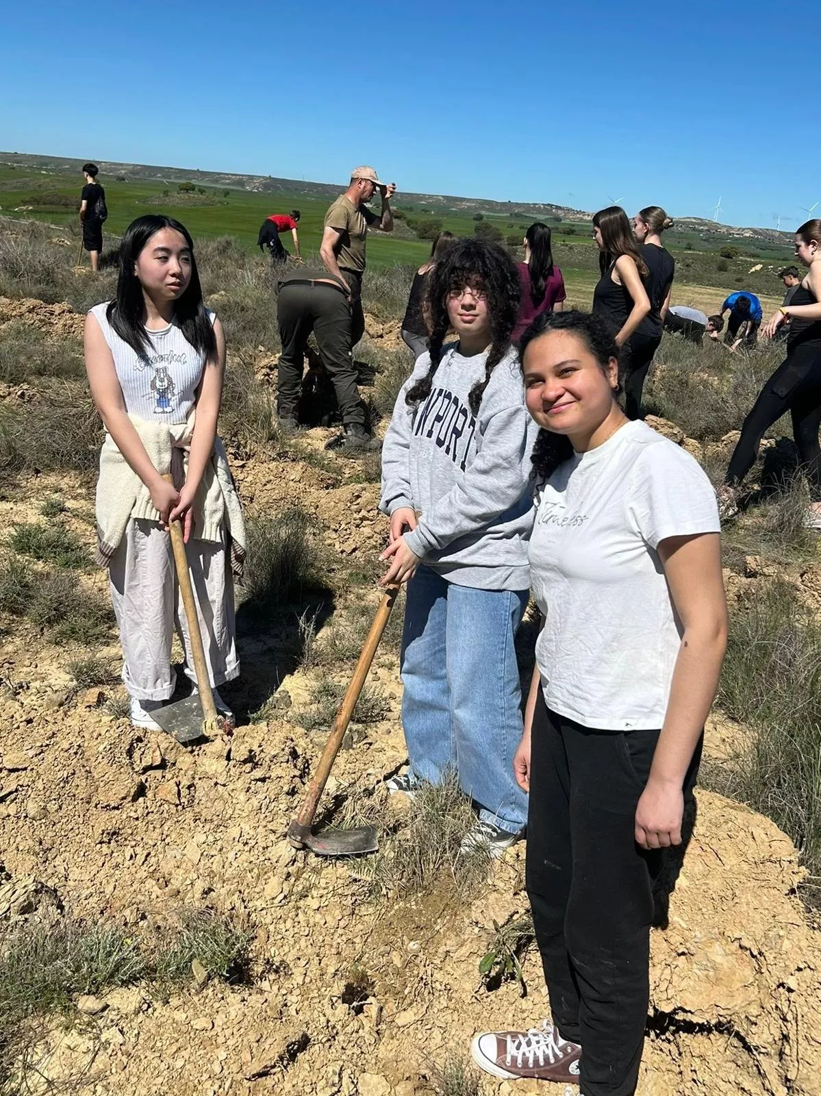 Jornada del Rotary Club de Huesca y Salesianos para plantar 300 árboles en Vicién