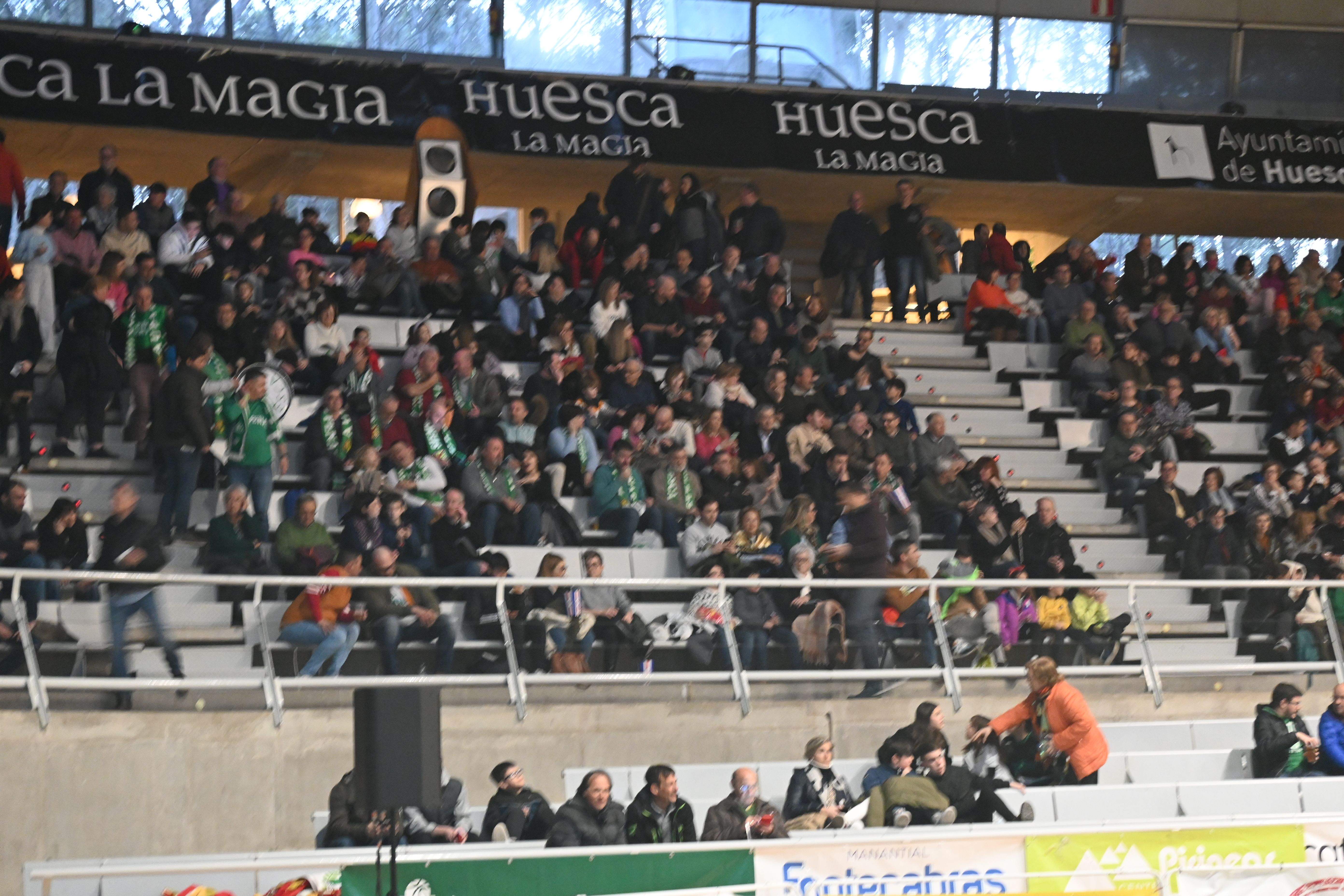 Fiesta en el Palacio de los Deportes de Huesca con La Magia en el recuerdo. Foto Carlos Jalle
