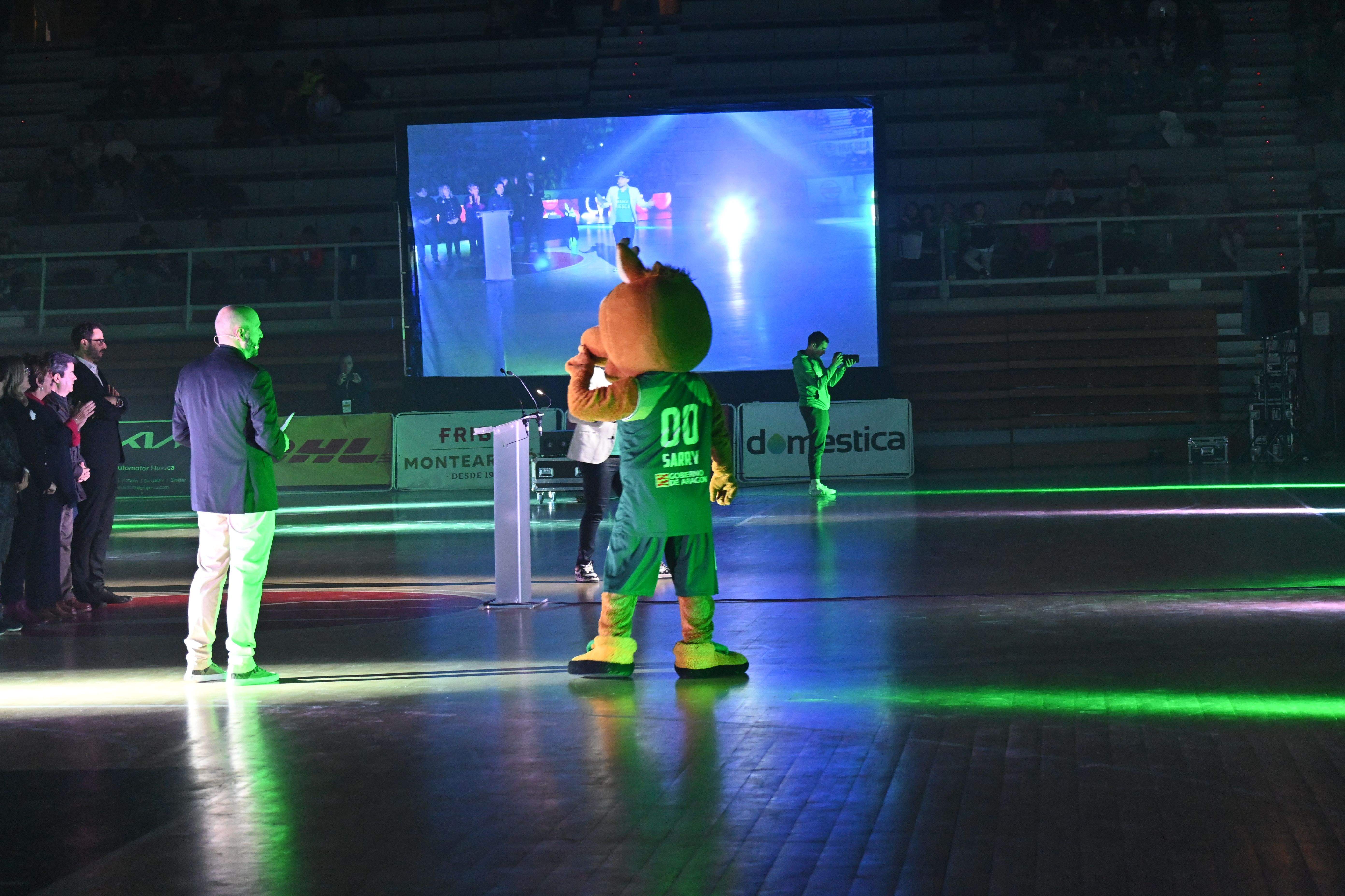 Fiesta en el Palacio de los Deportes de Huesca con La Magia en el recuerdo. Foto Carlos Jalle