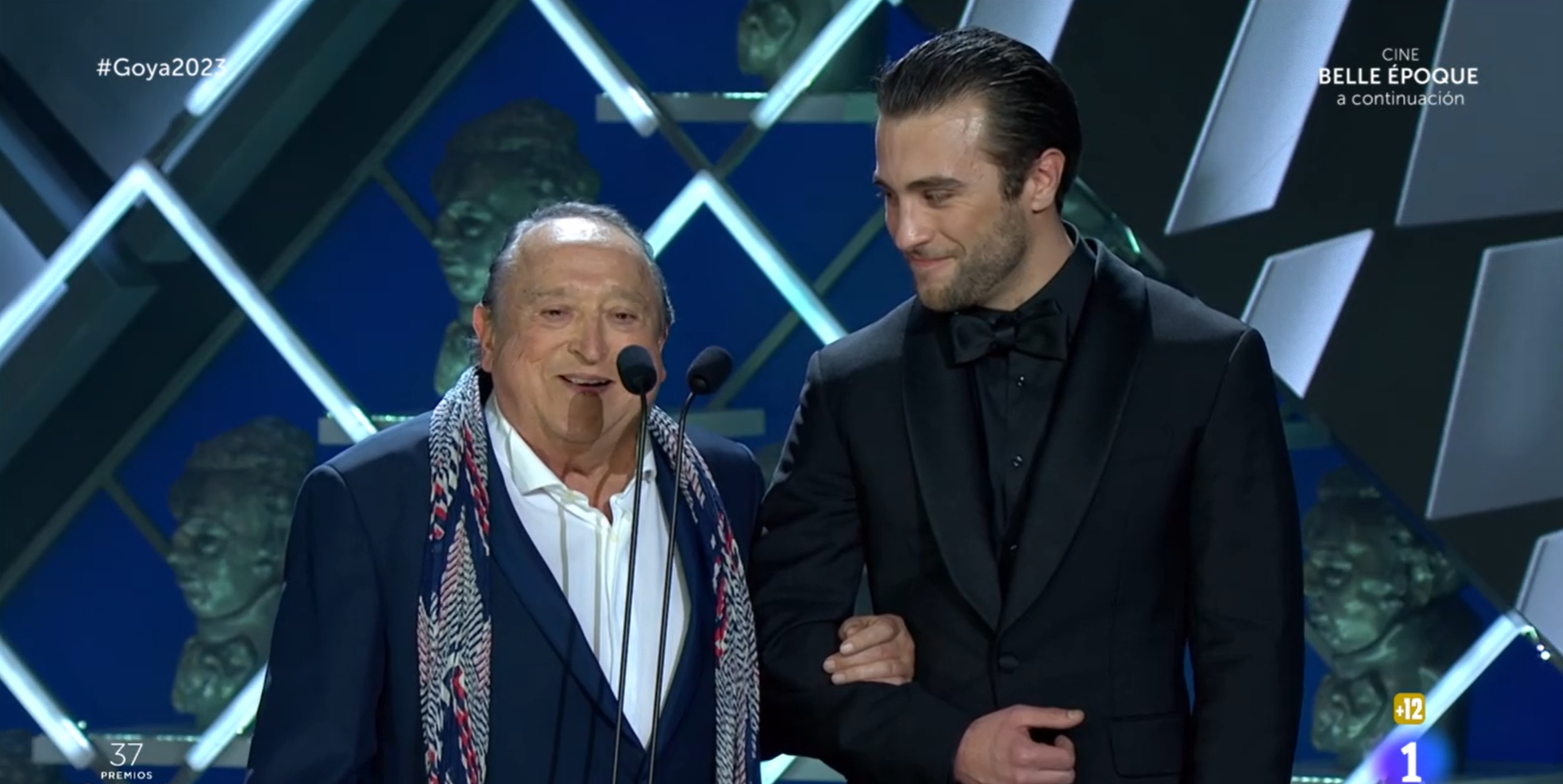 Fernando Esteso se dirige al público en una gala.