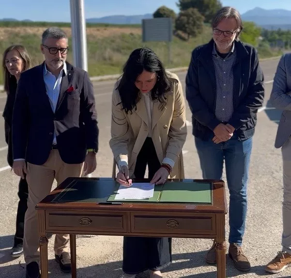 La alcaldesa firma la recepción del andador al IES Pirámide