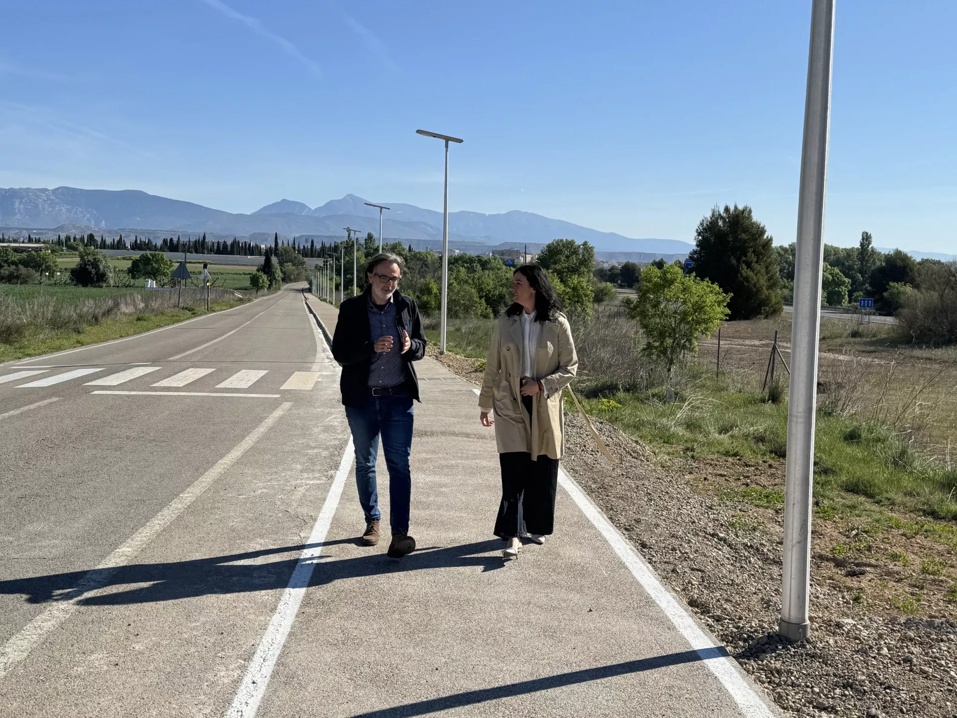 Iván Rodríguez y Lorena Orduna por el andador al IES Pirámide