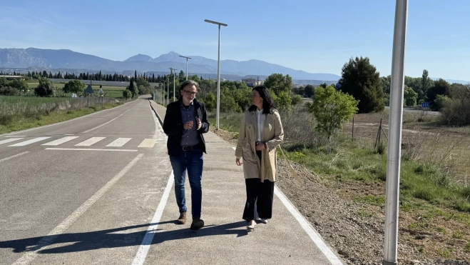 Iván Rodríguez y Lorena Orduna por el andador al IES Pirámide